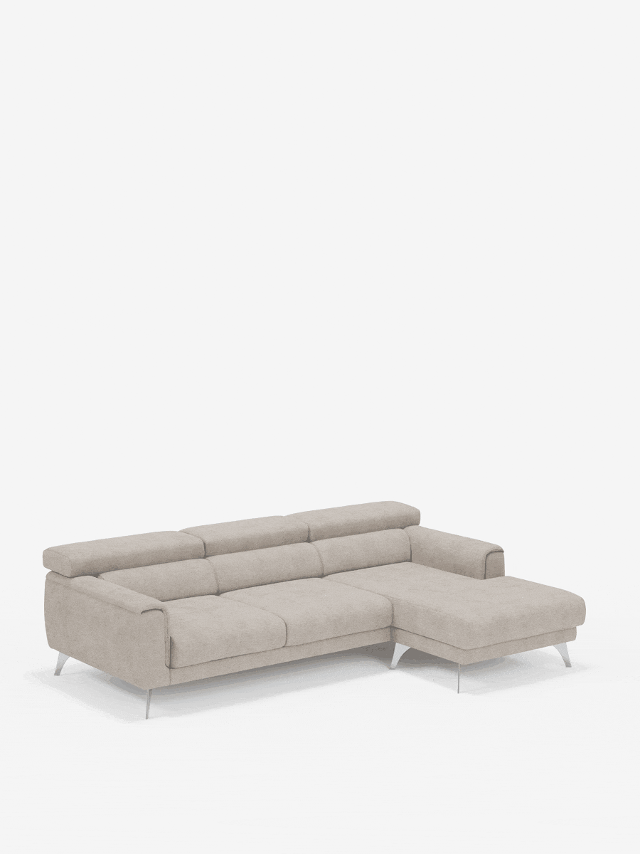 Il divano angolare Caravaggio con penisola e sedute scorrevoli in tessuto smacchiabile T31 di Divani.Store è un moderno divano componibile beige caratterizzato da cuscini trapuntati, schienali dal profilo basso ed eleganti gambe in metallo. Il suo design contemporaneo e minimalista include una chaise longue sul lato destro, che si staglia su uno sfondo bianco a tinta unita per esaltarne il fascino elegante.