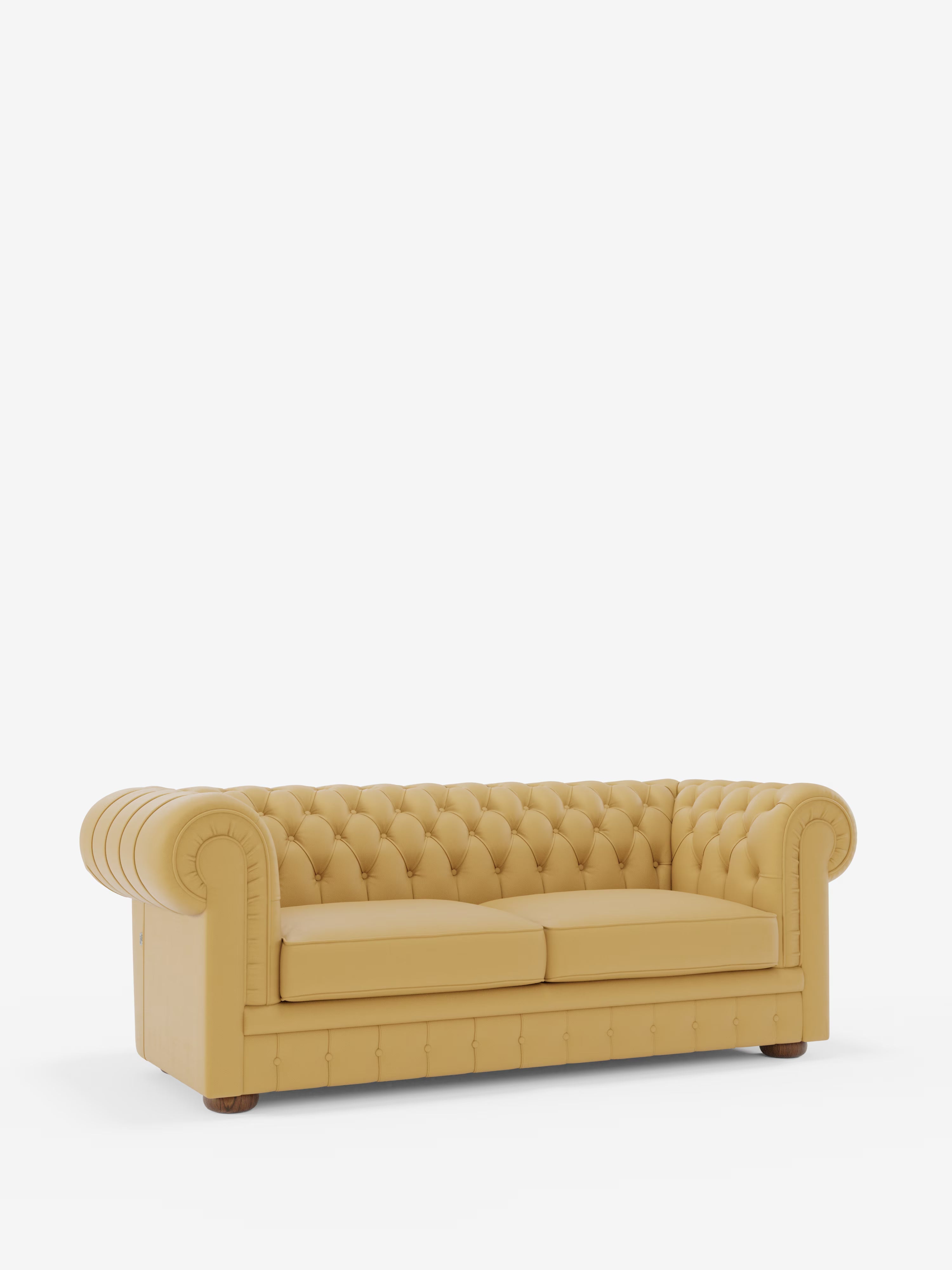 Un classico Chesterfield giallo senape – Divano Chesterfield in vera pelle spessorata a 2 e 3 posti di Divani.Store, caratterizzato da una profonda trapuntatura a bottoni, braccioli arrotondati e gambe corte e rotonde in legno, su uno sfondo bianco a tinta unita. Questo elegante divano di produzione italiana conferisce un tocco di raffinatezza senza tempo a qualsiasi ambiente.