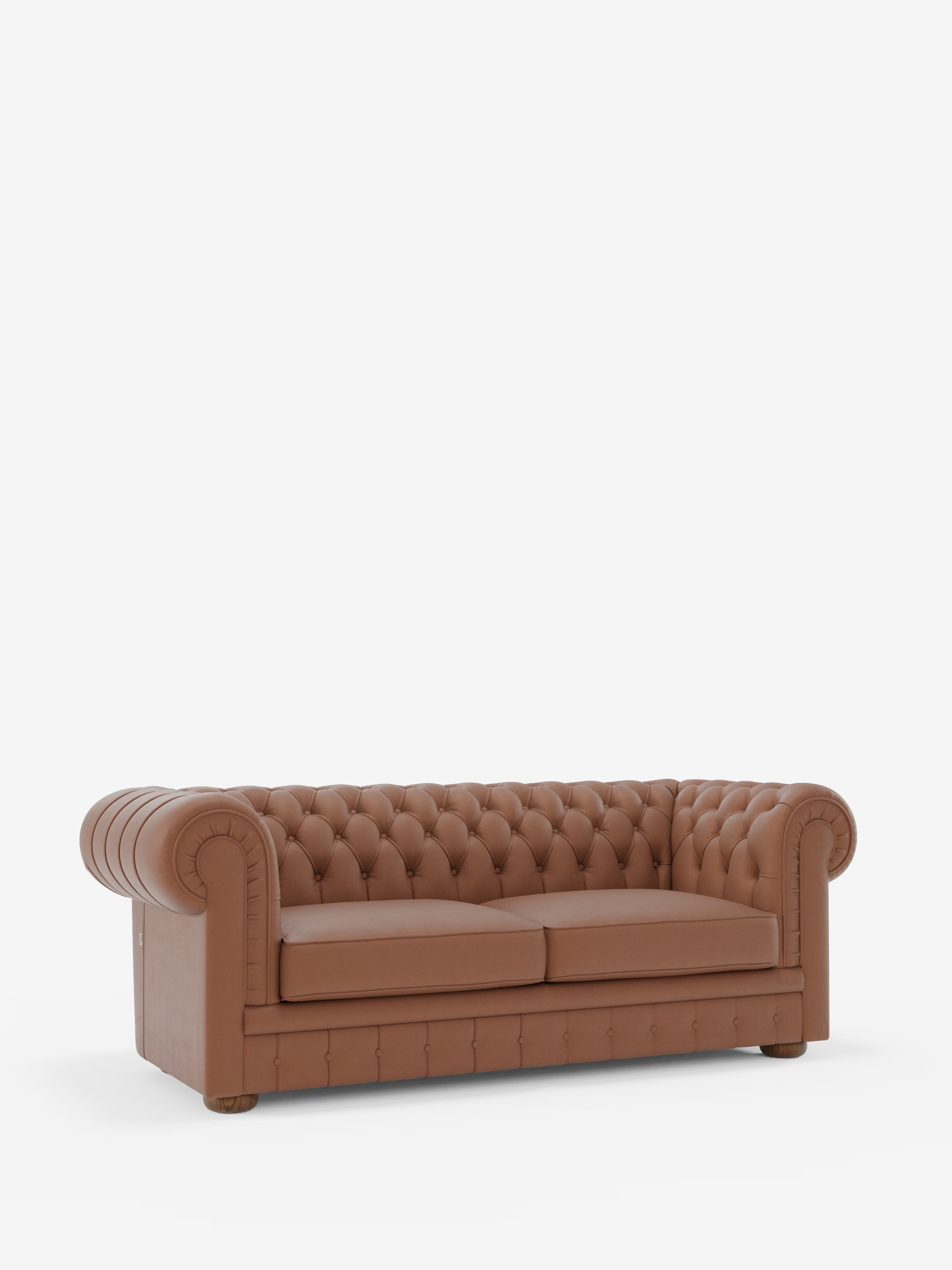 Il Chester – Divano Chesterfield in vera pelle spessorata a 2 e 3 posti di Divani.Store è un elegante divano in pelle marrone caratterizzato da classici braccioli arrotondati, profonde trapuntature a bottoni sullo schienale e sui braccioli e due cuscini di seduta. Questo divano artigianale Made in Italy poggia su piccole gambe rotonde ed è presentato su uno sfondo bianco a tinta unita.