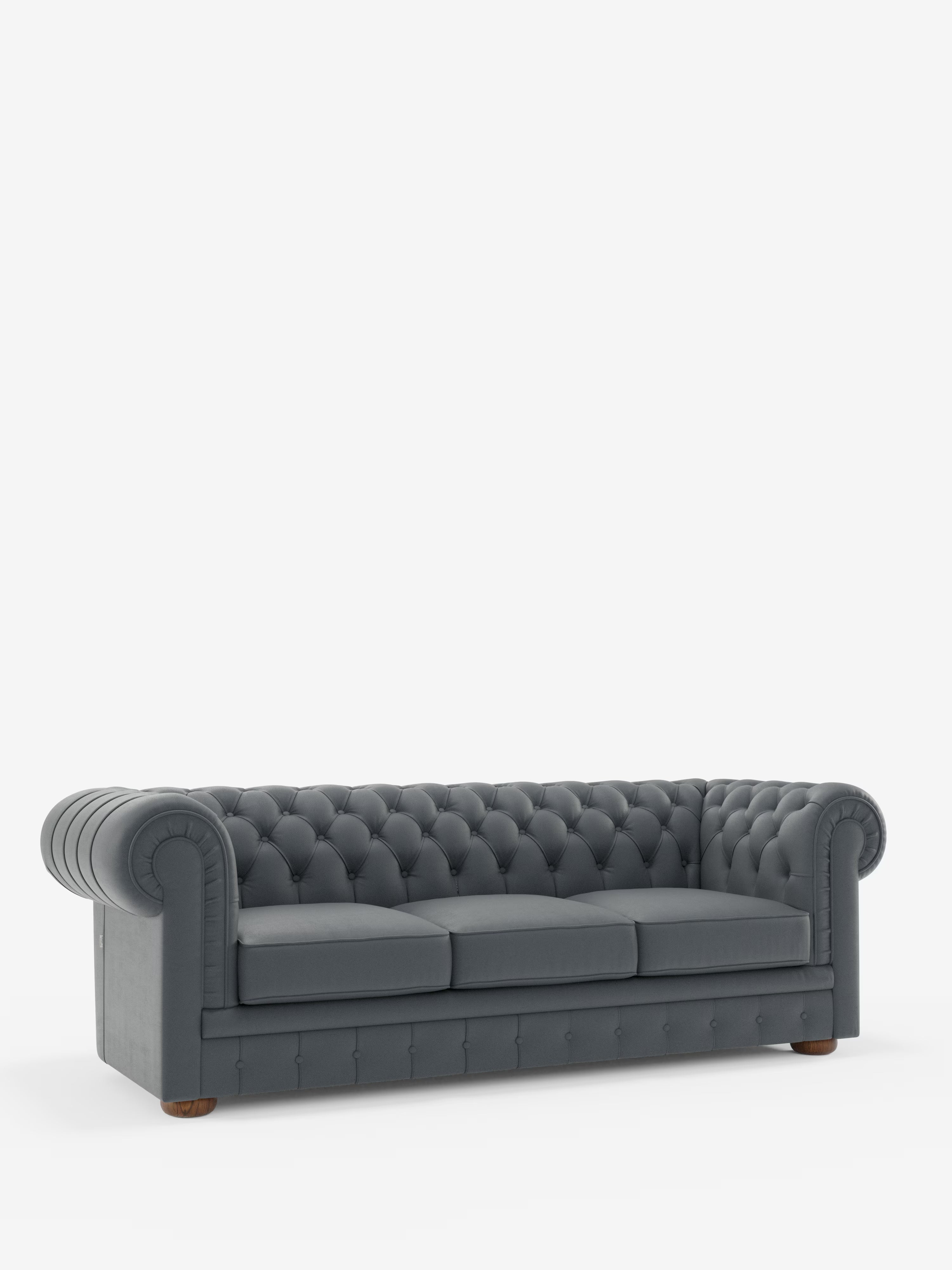 Un divano Chester 4 Posti 3 sedute in vera pelle, color grigio scuro – Chesterfield Capitonné Artigianale di Divani.Store, caratterizzato da tre cuscini di seduta, braccioli arrotondati, piedini in legno e raffinati dettagli realizzati a mano, è esposto su uno sfondo bianco a tinta unita.