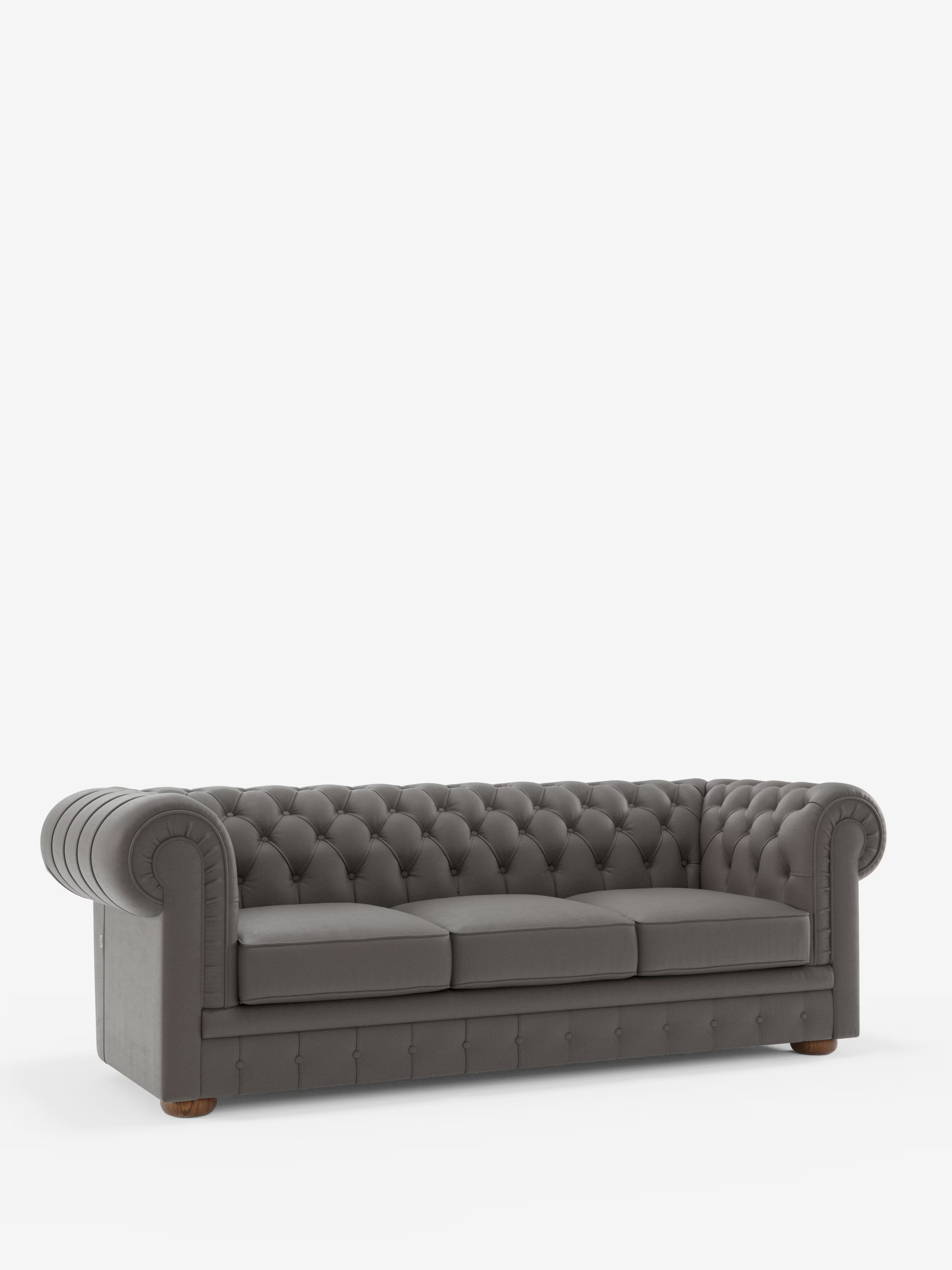 Un divano “Chester 4 Posti 3 sedute in Vera Pelle – Chesterfield Capitonné Artigianale” di Divani.Store, color grigio scuro, caratterizzato da una profonda trapuntatura a bottoni, braccioli arrotondati, tre cuscini di seduta e gambe corte in legno. Rivestito in vera pelle, questo divano realizzato a mano incarna l’eleganza senza tempo dei classici design Made in Italy ed è presentato su uno sfondo bianco a tinta unita.