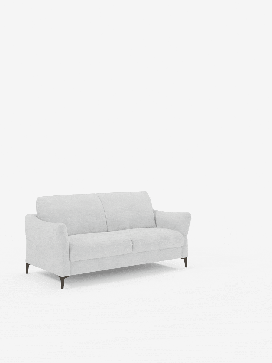 Il divano letto a 2 posti Dalia di Divani.Store, in grigio chiaro, rivestito in moderno tessuto vellutino T30 resistente alle macchie, presenta sottili gambe nere e si distingue su uno sfondo bianco. Questo divano letto offre morbidi cuscini di seduta e schienale, braccioli delicatamente ricurvi e un design minimalista che richiama lo stile scandinavo contemporaneo. L’ambientazione è semplice, con ampio spazio bianco sopra e intorno al divano.