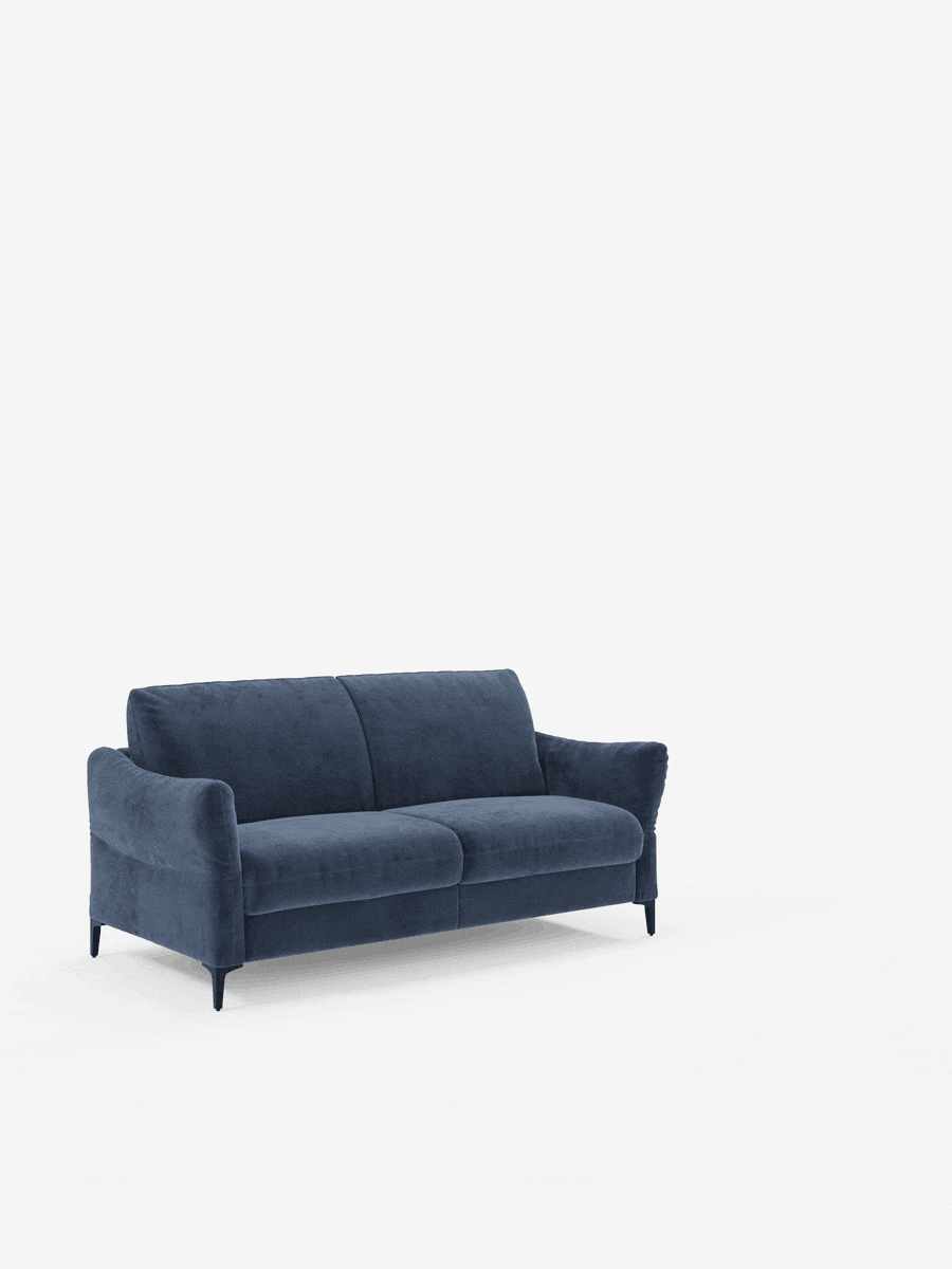 Un divano letto Dalia blu a due posti di Divani.Store, rivestito in tessuto T30 dall’effetto vellutato, moderno e resistente alle macchie, presenta braccioli sottili e leggermente ricurvi e gambe nere. Il divano è posizionato su uno sfondo bianco liscio, che ne esalta l’aspetto morbido e lussuoso e il design contemporaneo, senza cuscini o decorazioni visibili intorno ad esso.