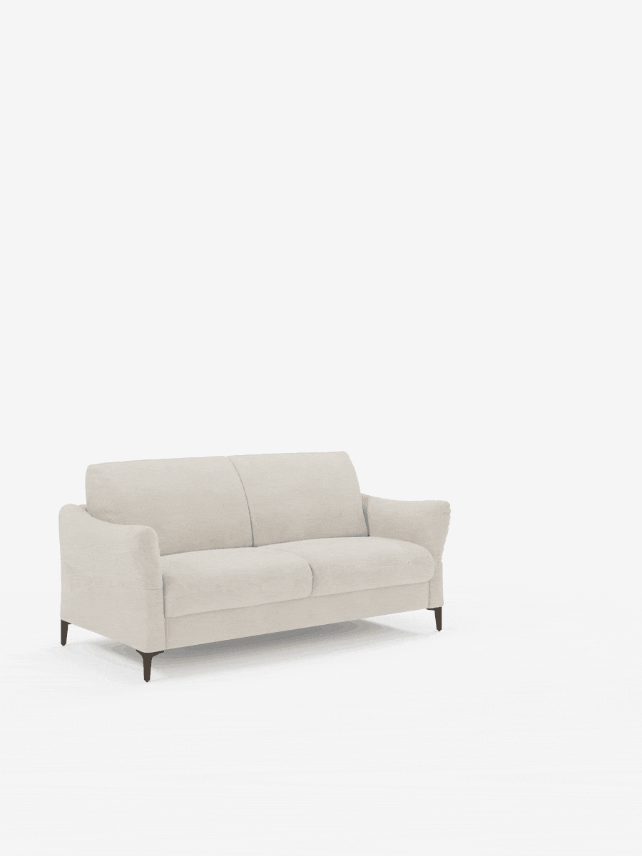Un divano letto a due posti Dalia, in stile moderno e color beige, firmato Divani.Store, è posizionato su una superficie bianca. Rivestito in tessuto vellutino T30 antimacchia, il divano presenta morbidi cuscini, braccioli leggermente svasati e gambe angolate in legno. Lo sfondo bianco a tinta unita esalta lo stile pulito e minimalista di questo elegante complemento d'arredo.