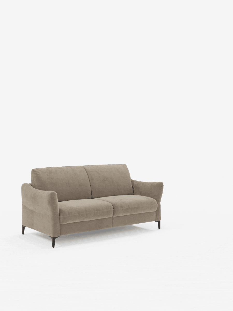 Un divano letto a due posti Dalia, moderno e minimalista, di Divani.Store, rivestito in morbido velluto T30 beige resistente alle macchie, caratterizzato da braccioli ricurvi e gambe affusolate nere, è posto al centro di uno sfondo bianco a tinta unita. I morbidi cuscini dello schienale e della seduta ne esaltano il comfort.