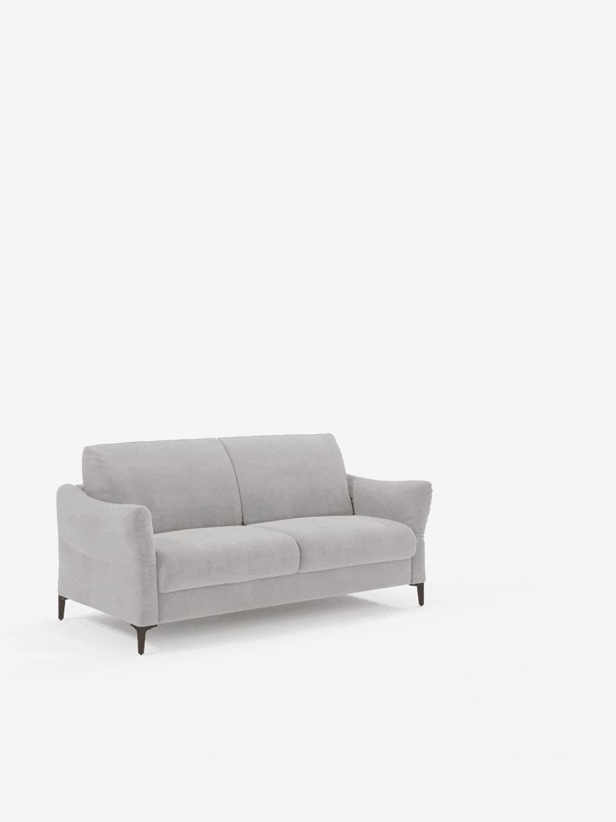 Un divano letto Dalia a due posti di colore grigio chiaro di Divani.Store, rivestito in moderno tessuto vellutino T30 resistente alle macchie, caratterizzato da braccioli curvi e gambe affusolate nere. Posizionato al centro su uno sfondo bianco a tinta unita, questo divano letto contemporaneo coniuga un design minimalista al comfort grazie al materasso integrato da 18 cm (materasso H18) e poggia su una superficie pulita e ombreggiata.
