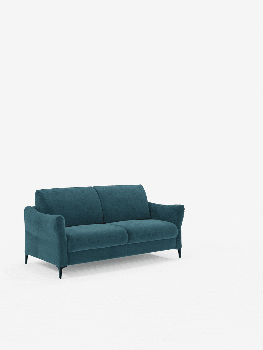 Un divano letto a due posti Dalia color verde acqua scuro di Divani.Store, rivestito in moderno velluto T30 antimacchia e caratterizzato da sottili gambe nere, è posizionato da solo su uno sfondo bianco. Con i braccioli arrotondati e un design minimalista e contemporaneo, questo divano unisce lo stile alla praticità di un comodo letto estraibile dotato di un materasso H18. Le ombre sottili sotto il divano lo ancorano alla scena altrimenti vuota.
