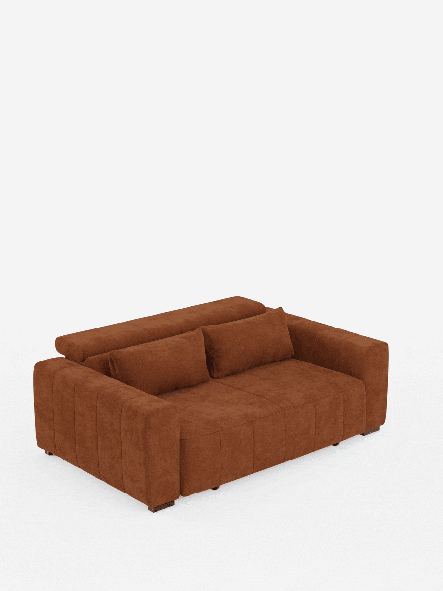 Il divano a 3 posti Doric di Divani.Store è presentato nella tonalità marrone ruggine, con rivestimento in velluto smacchiabile T23. L'animazione mostra come il suo design moderno si trasformi facilmente da divano a tre posti con sedute reclinabili elettricamente e poggiatesta reclinabili in una superficie ampia e piana. Il suo profilo elegante risalta su uno sfondo bianco, mettendo in risalto le sue innovative caratteristiche di trasformabilità.