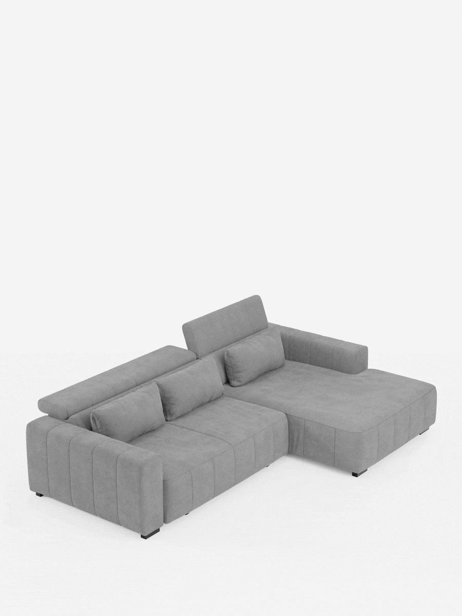 Un divano angolare Doric contemporaneo di colore grigio chiaro con penisola e sedute allungabili con funzione relax elettrica di Divani.Store, rivestito in tessuto T23 facile da pulire. Questo divano componibile è dotato di schienali e braccioli regolabili, trapuntatura verticale e include cuscini decorativi rettangolari abbinati. Il divano moderno è esposto su uno sfondo bianco a tinta unita.