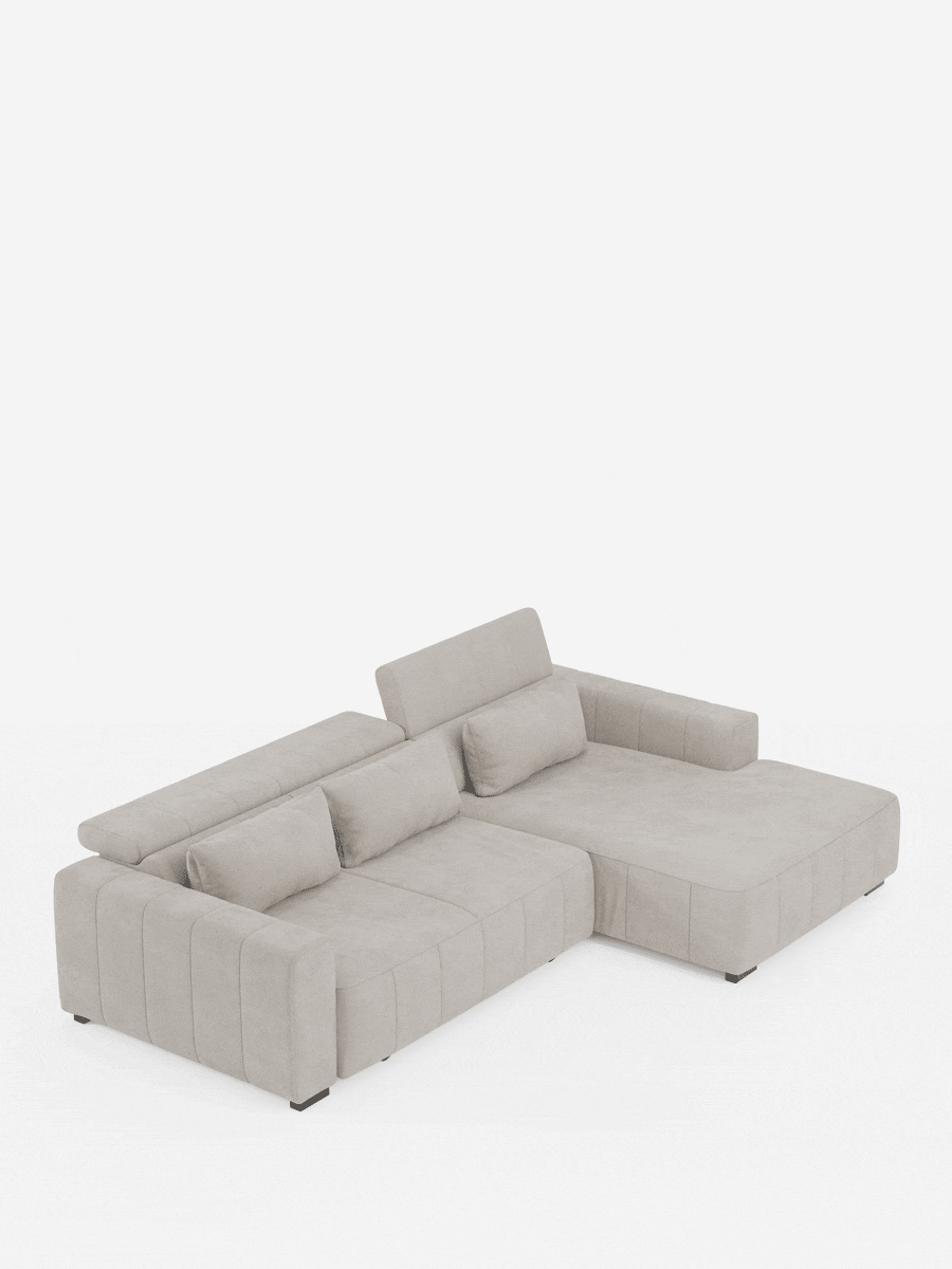Il divano angolare Doric con penisola e sedute allungabili con funzione relax elettrica di Divani.Store presenta sedute ampie, braccioli bassi e poggiatesta regolabili, rivestito in tessuto T23 facile da pulire. La sezione chaise si estende verso destra, creando un comodo divano ad angolo ideale per il relax. Include due cuscini coordinati e poggia su piccole gambe nere su uno sfondo bianco a tinta unita.