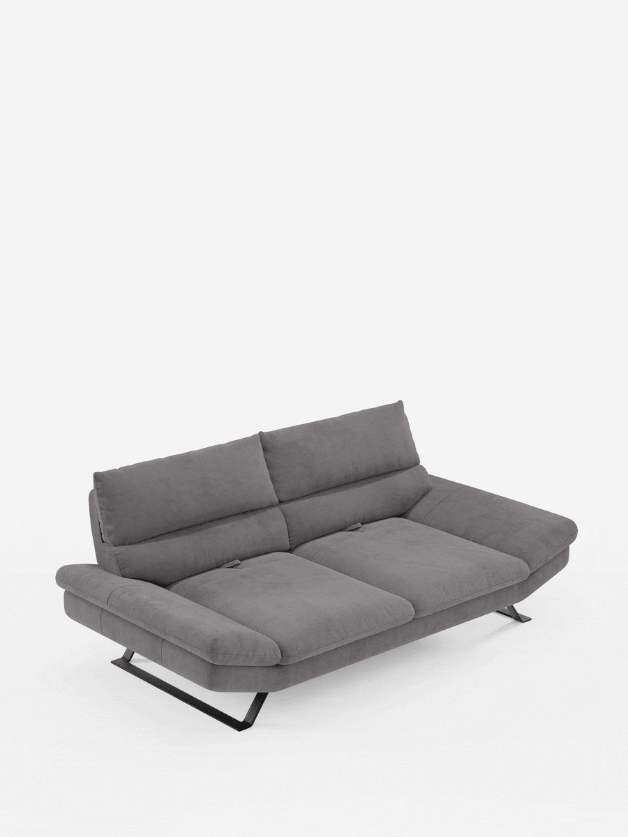 Il divano Eclipse dal design moderno a 2 e 3 posti di Divani.Store è qui presentato in elegante microfibra T11 resistente alle macchie, con gambe alte in metallo; gli schienali scorrevoli si reclinano e la seduta si estende verso l’esterno, consentendo di trasformarlo in una superficie piana simile a un letto. Presentato su uno sfondo bianco, il divano mette in risalto il suo comfort modulabile, la funzione trasformabile e il design con imbottitura morbida.