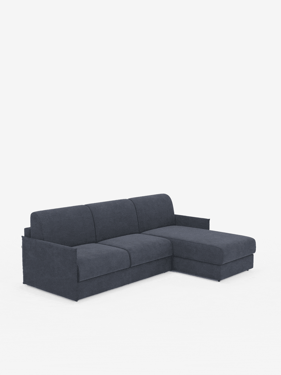 Il divano letto angolare con penisola contenitore Evans di Divani.Store è un moderno divano componibile a L di colore grigio scuro, caratterizzato da una silhouette compatta e rivestito in tessuto T23 facile da pulire. È dotato di tre cuscini di seduta, una chaise longue sul lato destro (penisola contenitore) con un pratico vano portaoggetti nascosto e braccioli bassi dalle linee pulite. Il divano poggia su gambe corte e discrete ed è raffigurato su uno sfondo bianco a tinta unita.
