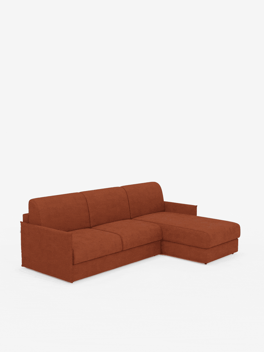 Vi presentiamo il divano letto angolare con penisola contenitore Evans di Divani.Store, un divano componibile compatto e contemporaneo rivestito in tessuto T23 color arancio bruciato. Caratterizzato da morbidi cuscini dello schienale e della seduta, oltre che da braccioli bassi e squadrati che conferiscono un tocco moderno, questo versatile divano letto unisce stile e praticità. Lo sfondo bianco a tinta unita ne accentua le linee pulite e il design minimalista.