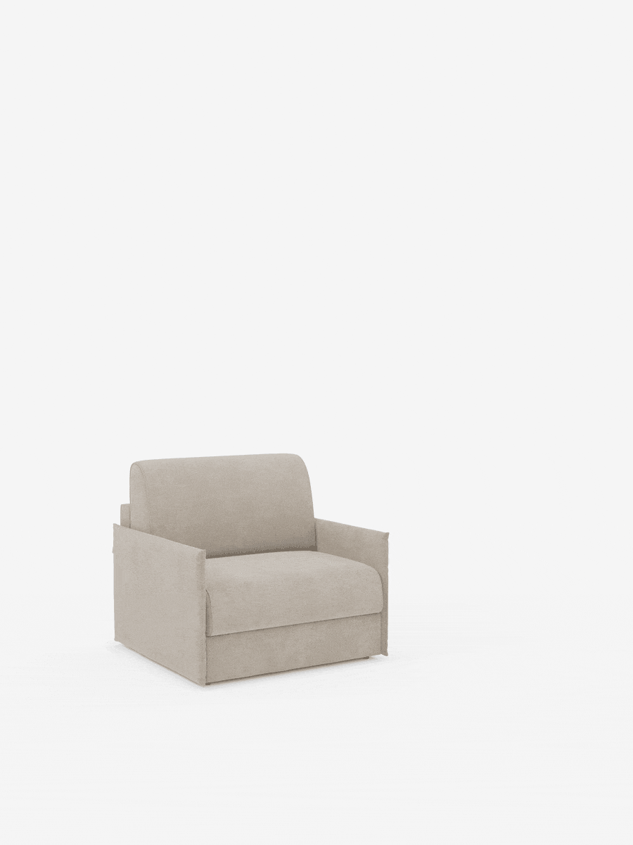 La poltrona letto compatta Evans con materasso di Divani.Store è messa in risalto al centro di uno sfondo bianco, che ne esalta il design squadrato color beige. Questa poltrona sfoderabile, rivestita in tessuto smacchiabile T23, si trasforma facilmente in un letto singolo grazie alla base estensibile e al materasso, dimostrando la sua pratica funzione salvaspazio. Completa di materasso ortopedico per un maggiore comfort e sostegno, offre un'esperienza di riposo ottimale.