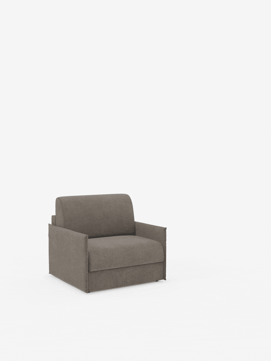 Una poltrona letto compatta Evans con materasso di Divani.Store è raffigurata su uno sfondo bianco, mettendo in risalto il suo design moderno e minimalista con cuscini semplici e squadrati e braccioli bassi. Rivestita in morbido tessuto T23 antimacchia e completamente sfoderabile, questa poltrona letto coniuga con disinvoltura stile e funzionalità: una scelta ideale per spazi ridotti o camere degli ospiti.