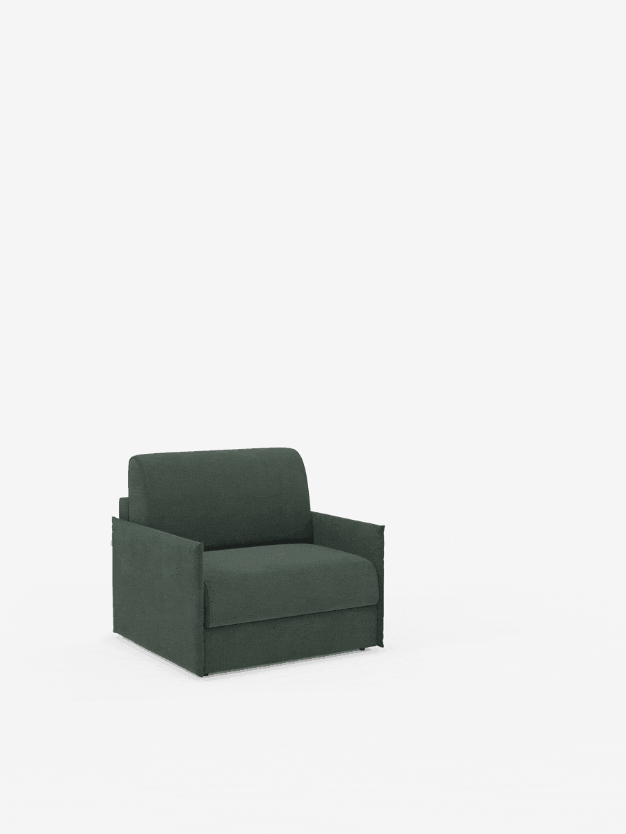 Su uno sfondo bianco spicca la poltrona letto compatta con materasso Evans di Divani.Store, caratterizzata da una ricca tonalità di verde scuro e da una silhouette squadrata con ampi braccioli, per un look minimalista e moderno. Rivestita in tessuto T23 sfoderabile e antimacchia, questa poltrona salvaspazio vanta cuscini di seduta e schienale rigidi e ben imbottiti. Il suo design pulito e semplice la rende un elegante letto aggiuntivo, ideale per qualsiasi stanza.