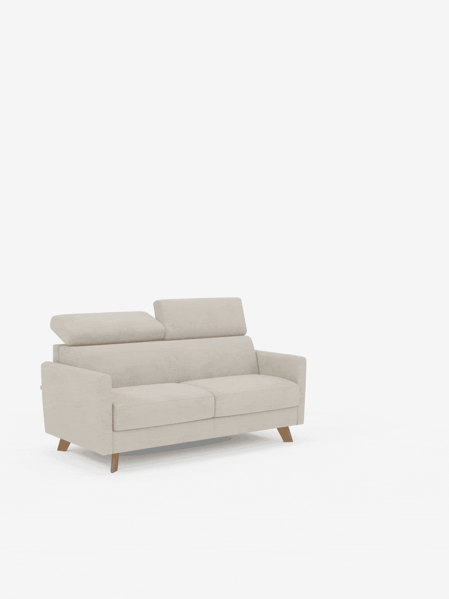 Il divano letto Francy di Divani.Store, dal design pulito, minimalista e contemporaneo, è presentato con poggiatesta regolabili, rivestito in tessuto beige smacchiabile T30 e con gambe in legno su sfondo bianco. Il divano a 3 posti è dotato di due cuscini di seduta, braccioli squadrati e due poggiatesta regolabili a diverse altezze. Il rivestimento, sfoderabile al 100%, offre eleganza e praticità.