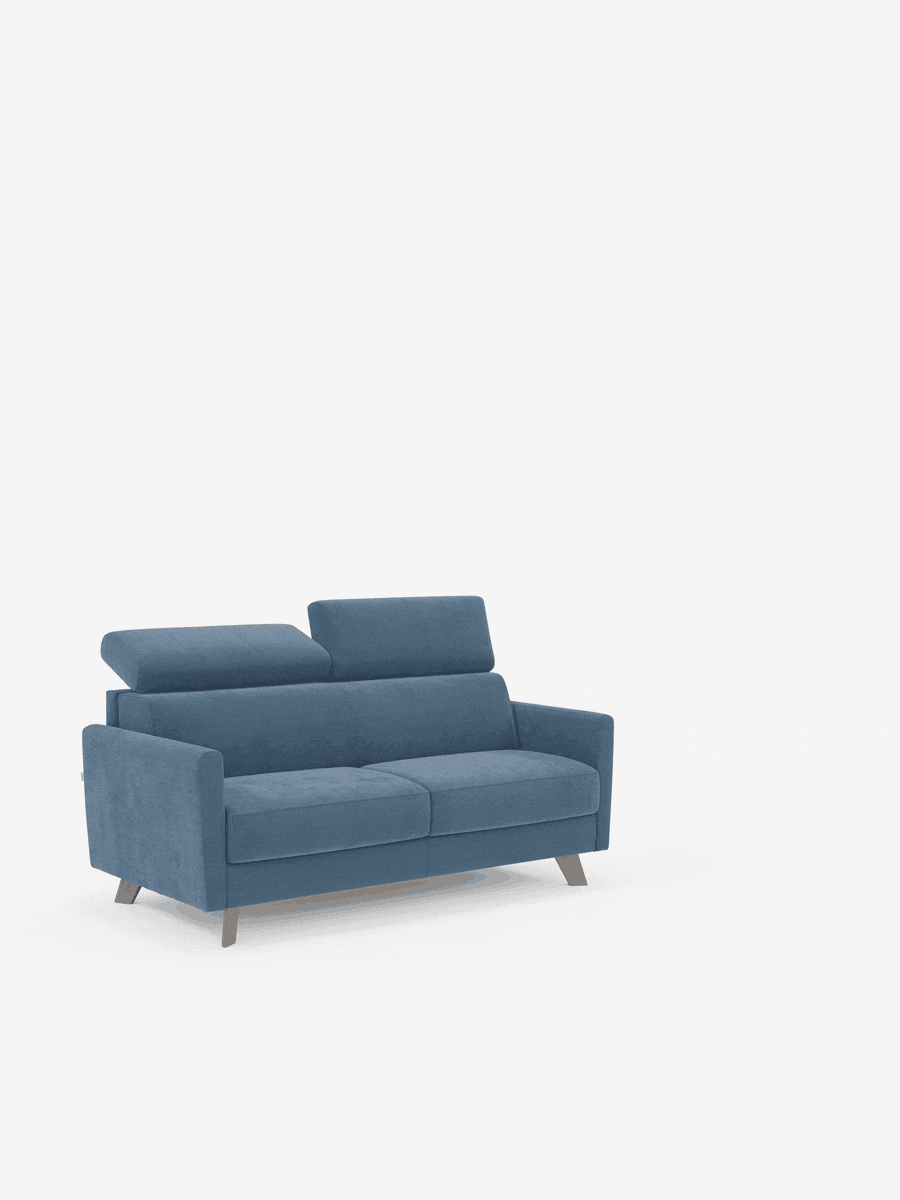 Un moderno “Francy divano letto con poggiatesta regolabili” blu di Divani.Store, completamente sfoderabile e rivestito in elegante tessuto T30 antimacchia, con gambe in legno e linee pulite e spigolose, è posizionato su uno sfondo bianco a tinta unita. Progettato per due persone, il divano è dotato di poggiatesta regolabili che gli conferiscono un look contemporaneo.