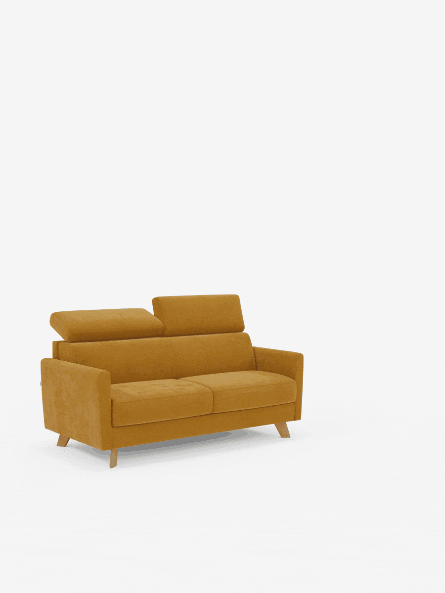Un divano letto Francy in stile Mid-Century Modern color giallo senape con poggiatesta regolabili di Divani.Store, rivestito al 100% con un elegante tessuto T30 resistente alle macchie, dotato di due poggiatesta regolabili e gambe in legno. Su uno sfondo bianco a tinta unita, il divano offre due posti a sedere dalle linee pulite, mentre il poggiatesta destro è raffigurato sia in posizione sollevata che abbassata.