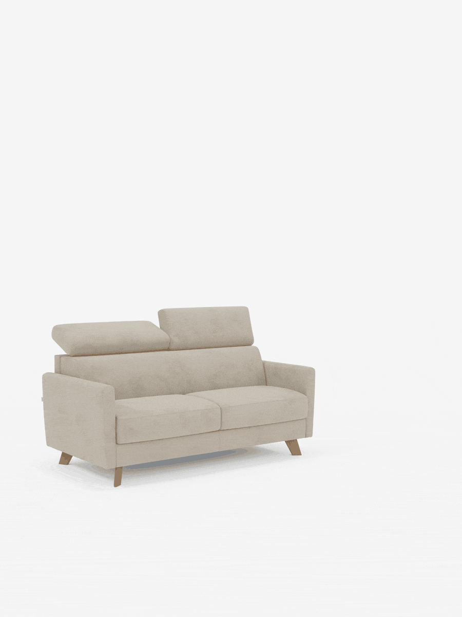 Un divano letto Francy contemporaneo color beige con poggiatesta regolabili di Divani.Store, sfoderabile al 100% in elegante tessuto antimacchia T30, è posizionato al centro di uno sfondo bianco a tinta unita per un effetto minimalista. Caratterizzato da poggiatesta regolabili, gambe in legno e morbidi cuscini di seduta, il divano presenta un design pulito e moderno.