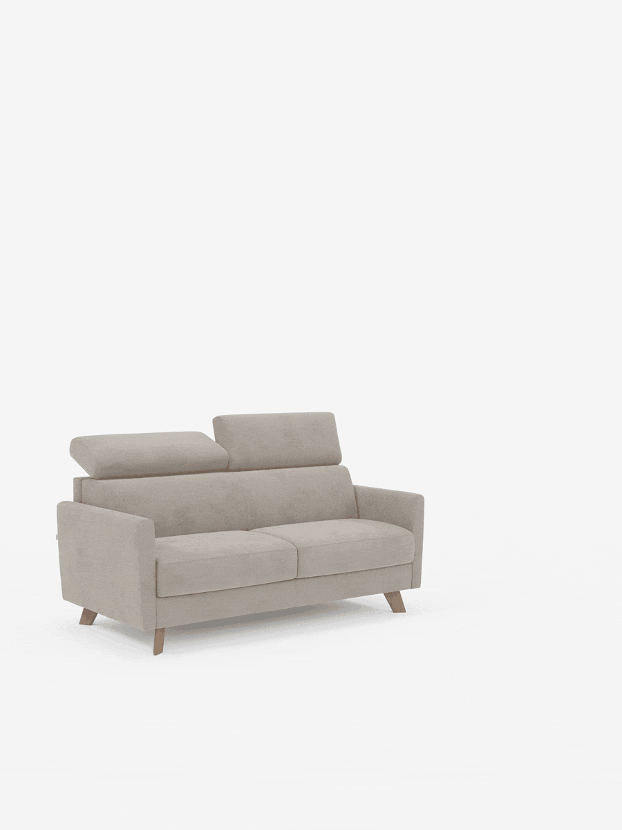 Un divano letto Francy color beige chiaro con poggiatesta regolabili, firmato Divani.Store, spiccata su uno sfondo bianco a tinta unita. Questo divano a due posti, dal design moderno e minimalista, presenta gambe angolate in legno, linee pulite, un morbido rivestimento in tessuto T30 100% sfoderabile e resistente alle macchie, e poggiatesta regolabili.