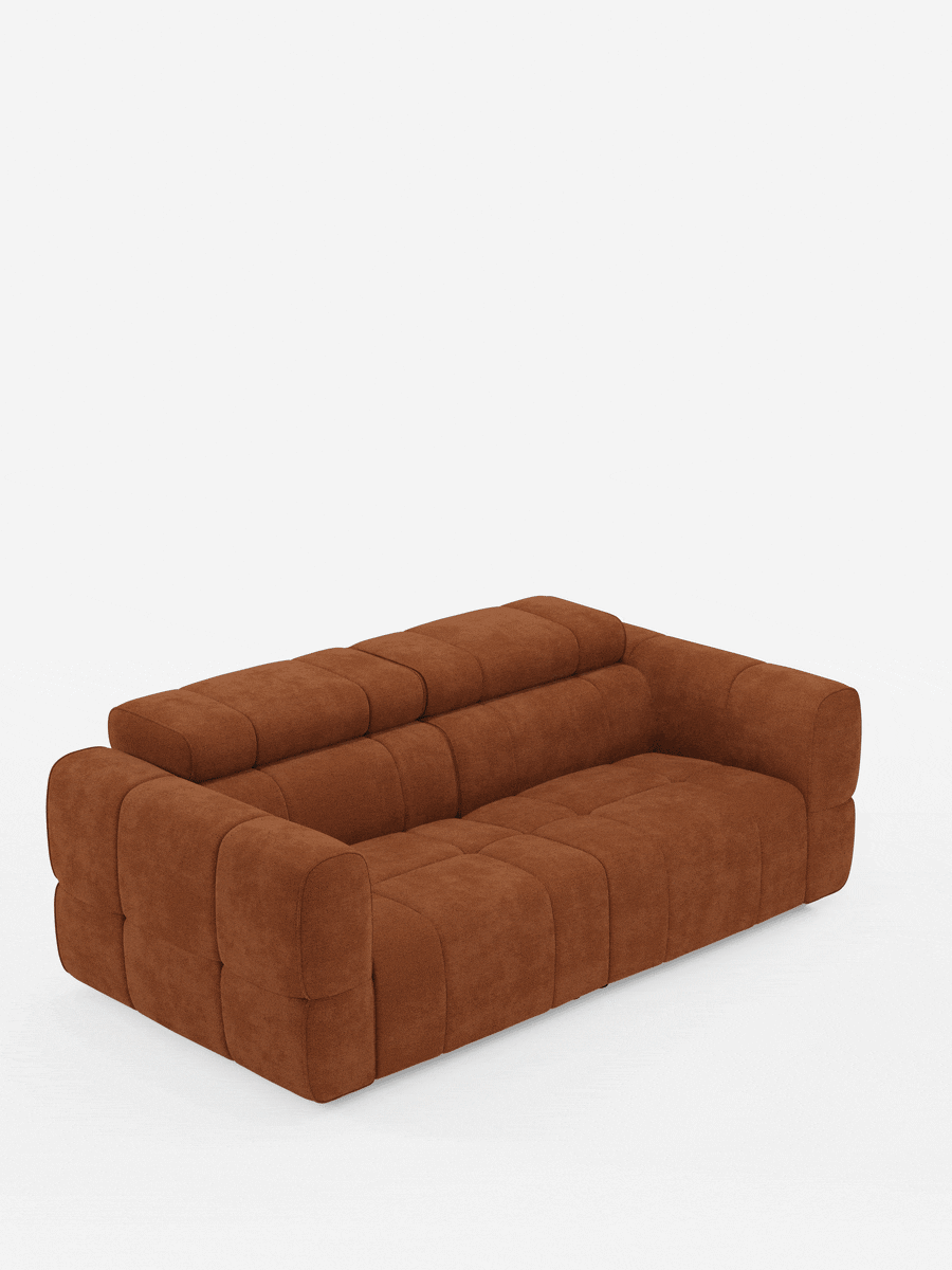 Un divano modulare Giotto a 3 posti color arancio bruciato, con poggiatesta reclinabili e funzione relax elettrica opzionale, rivestito in tessuto smacchiabile T23, caratterizzato da un design squadrato e dal profilo ribassato, con imbottitura spessa e cuciture a quadri e ampi braccioli su sfondo bianco.