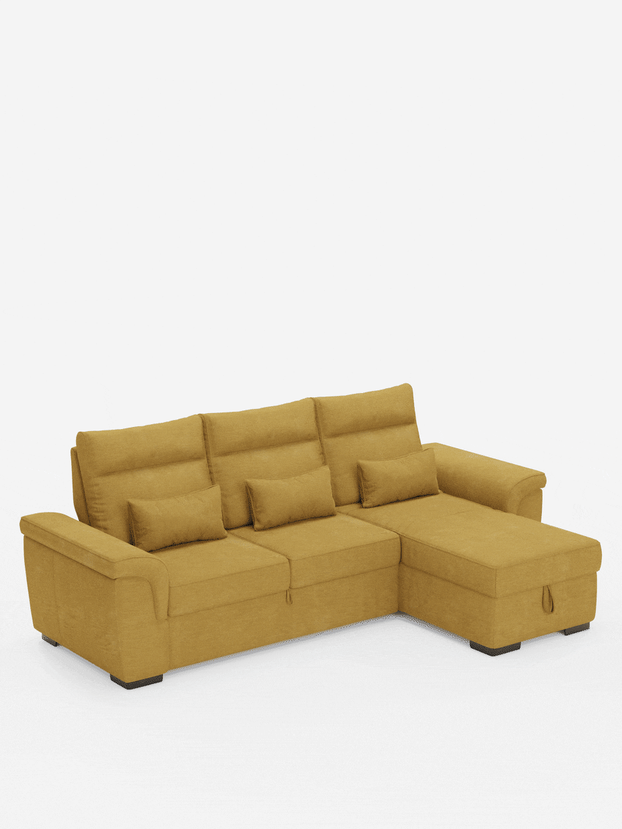Un divano letto angolare Ischia color giallo senape con schienali regolabili, elemento estraibile e penisola contenitore, dotato di tre cuscini rettangolari coordinati e di una linguetta per l'accesso al vano contenitore.