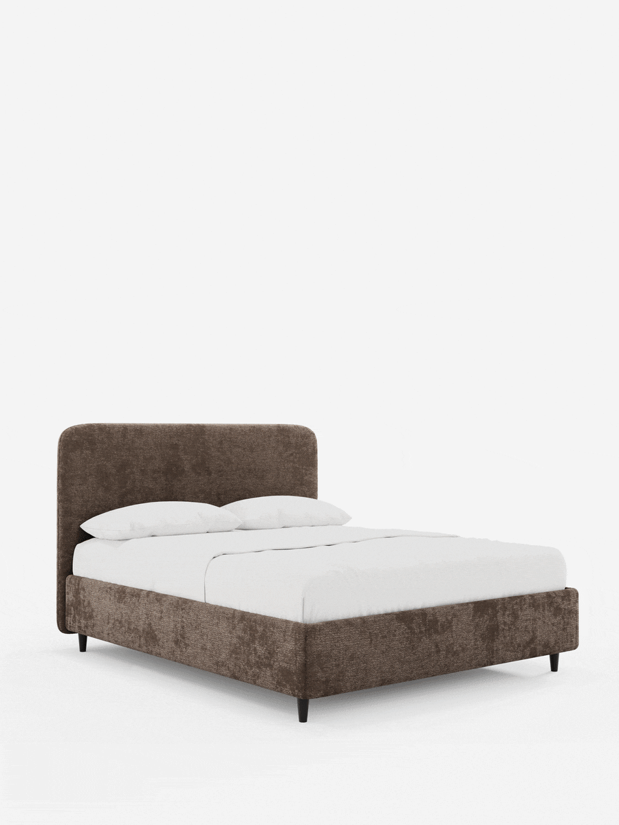 Il letto KAELOS minimal imbottito – con contenitore, gambe alte e testiera arrotondata in tessuto ciniglia – è un letto minimalista di colore marrone scuro con texture, caratterizzato da una testiera arrotondata e da sottili gambe nere, rivestito con biancheria da letto bianca su uno sfondo bianco.