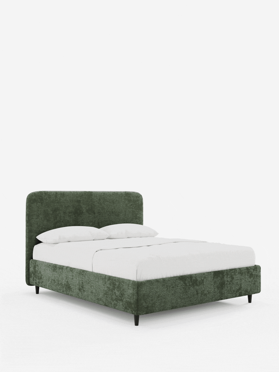 Il letto matrimoniale imbottito KAELOS in stile minimal, realizzato in ciniglia verde scuro, presenta una testiera arrotondata e sottili gambe nere su uno sfondo bianco, abbinato a un elegante piumone bianco e a cuscini bianchi.