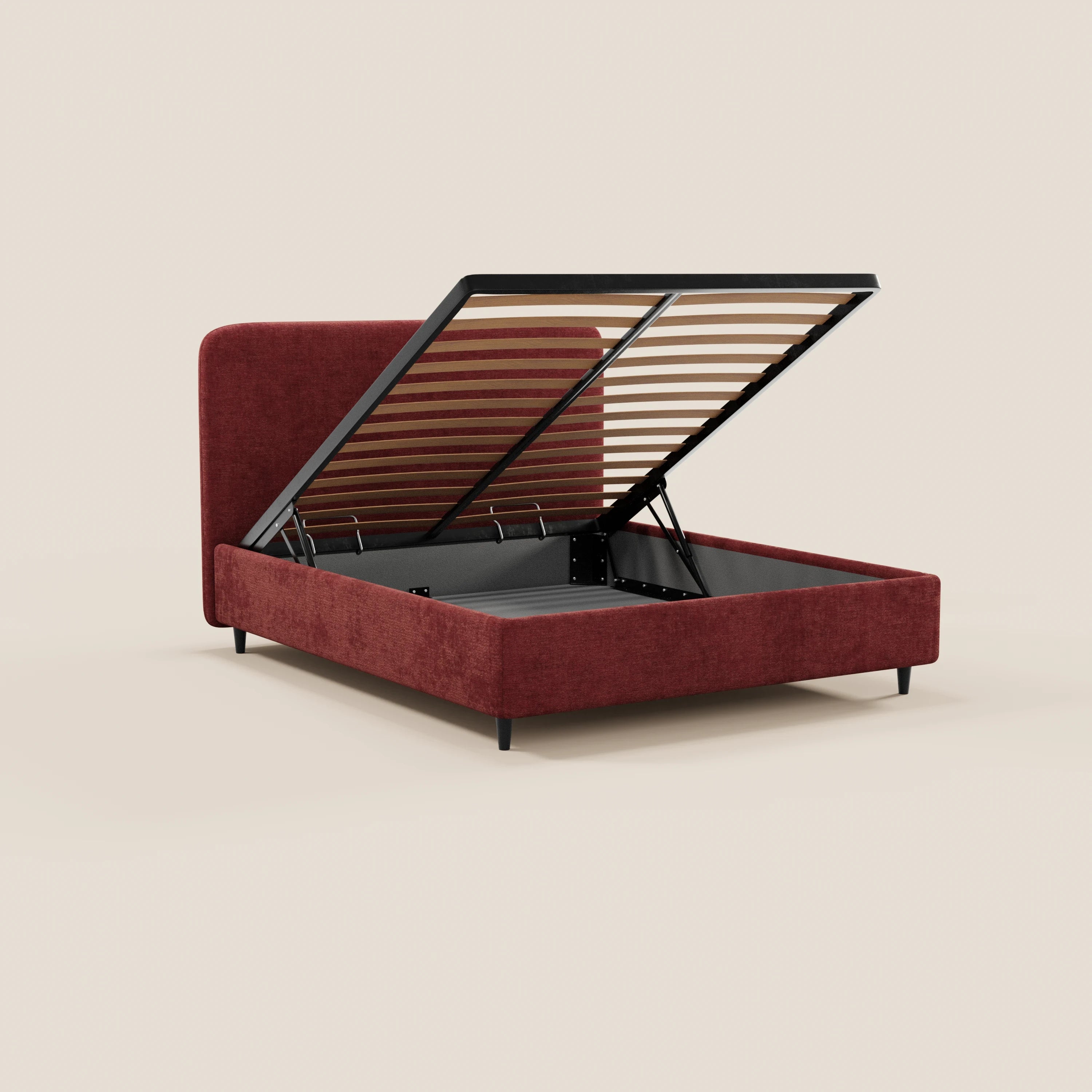 Il letto imbottito KAELOS minimal di Letti.store presenta una struttura rivestita in ciniglia rossa, gambe alte nere, una testiera arcuata e una base a doghe sollevabile che rivela un ampio vano contenitore — qui raffigurato su uno sfondo beige a tinta unita.