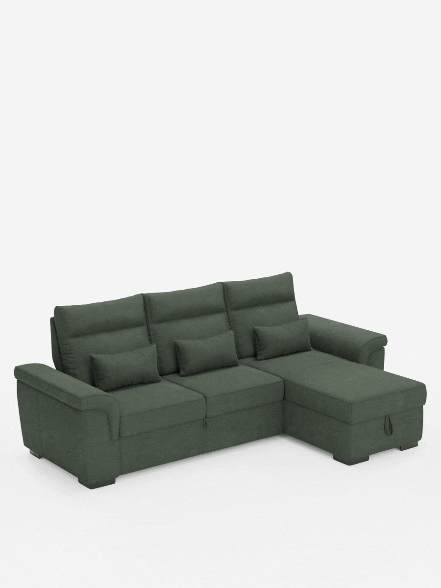 Un divano letto angolare Ischia color verde salvia con schienali scorrevoli, elemento estraibile e penisola contenitore in tessuto antimacchia misto lino è dotato di tre cuscini dello schienale, tre cuscini decorativi, una chaise longue e una base contenitore estraibile.