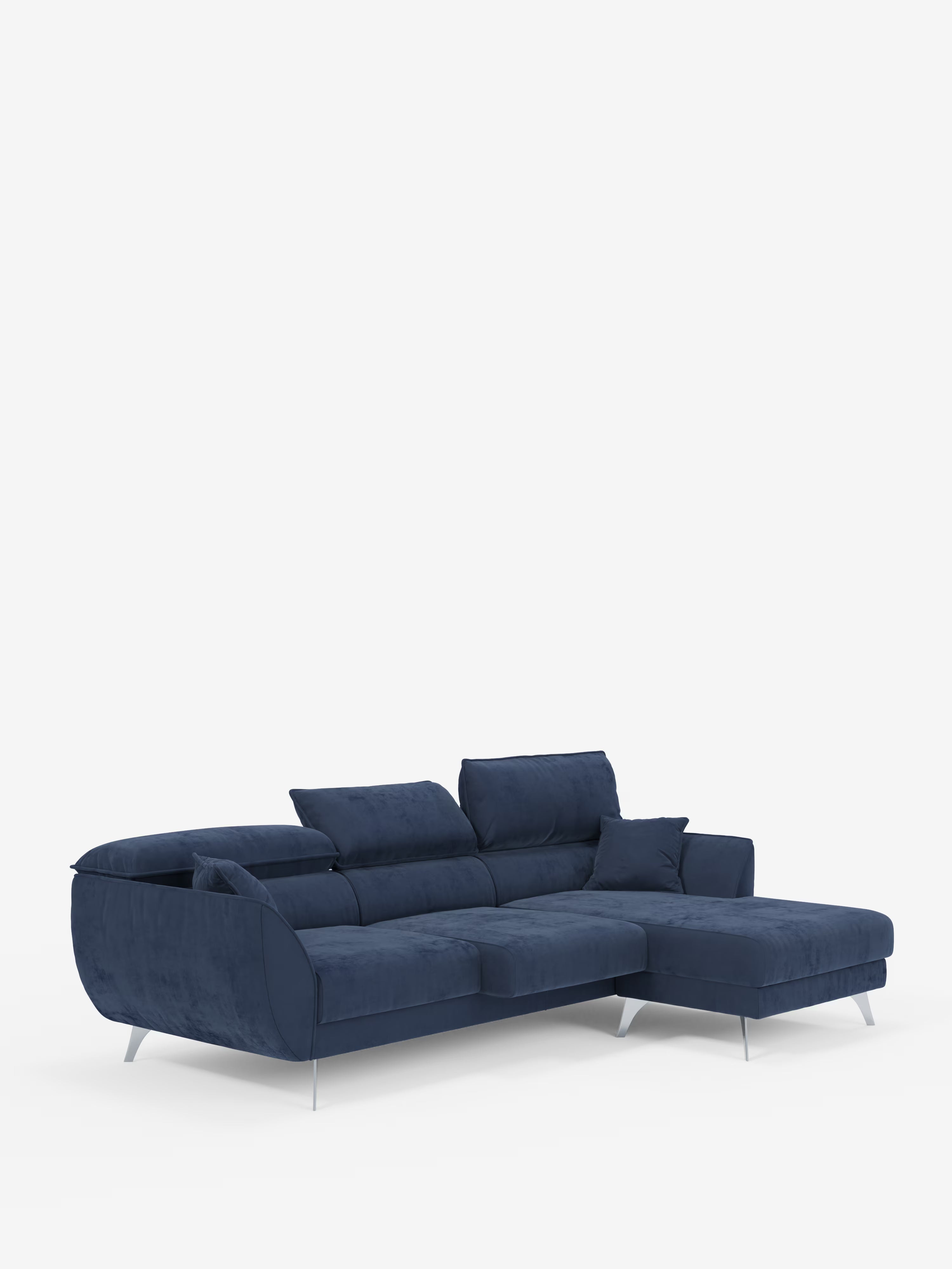 Il divano angolare con penisola e sedute estensibili “Michelangelo” di Divani.Store presenta un moderno design a forma di L in blu navy, con chaise longue sul lato destro, morbidi cuscini, due cuscini coordinati, poggiatesta reclinabili e eleganti gambe in metallo argentato. Rivestito con un raffinato tessuto T30 effetto velluto resistente alle macchie, questo divano componibile risalta magnificamente su uno sfondo bianco.