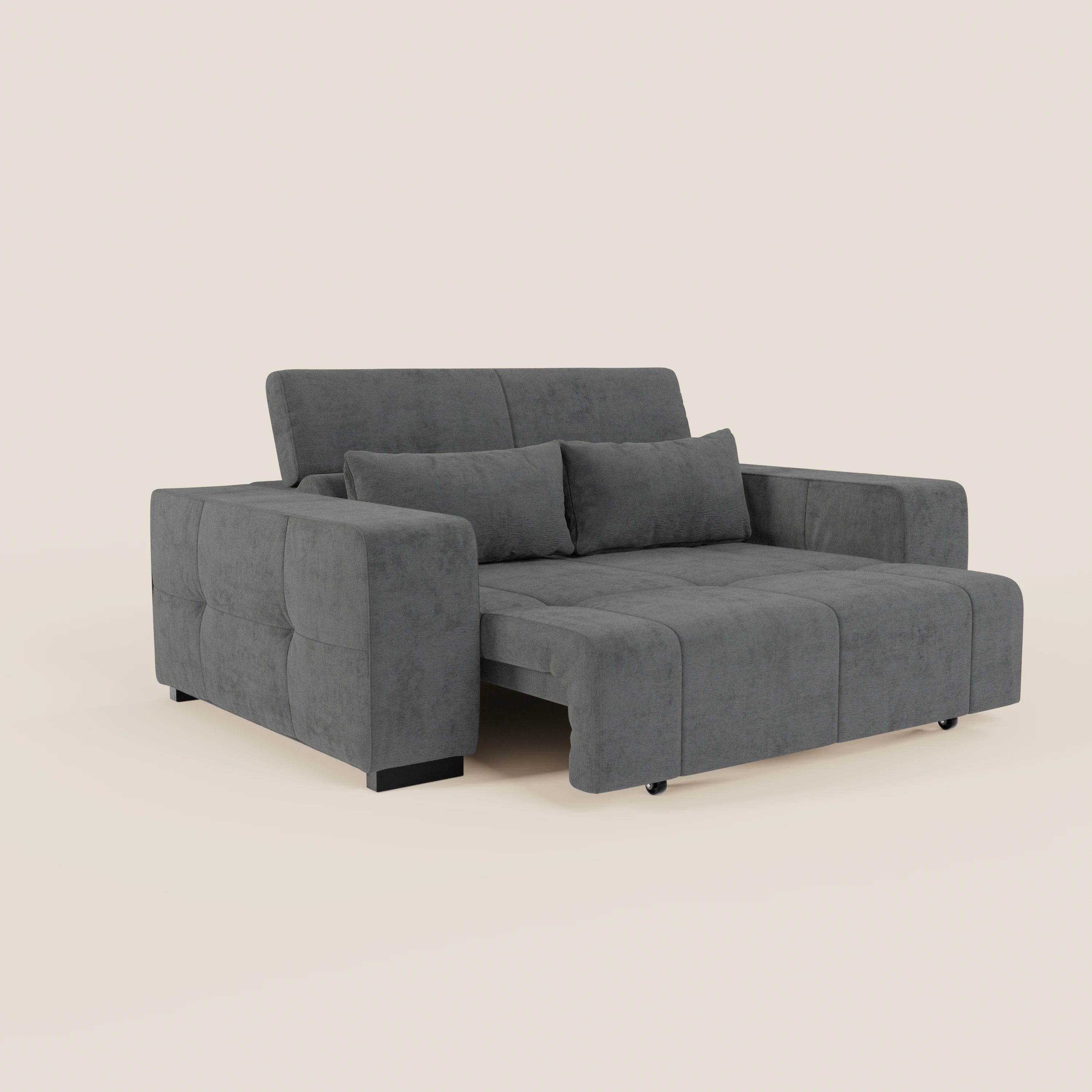 Il Monarch Divano di Divani.Store è un moderno divano letto capitonné grigio scuro in morbido tessuto T31 antimacchia, caratterizzato da ampi braccioli, design trapuntato, due cuscini, estensione elettrica della seduta e poggiatesta reclinabile, il tutto su uno sfondo bianco sporco.