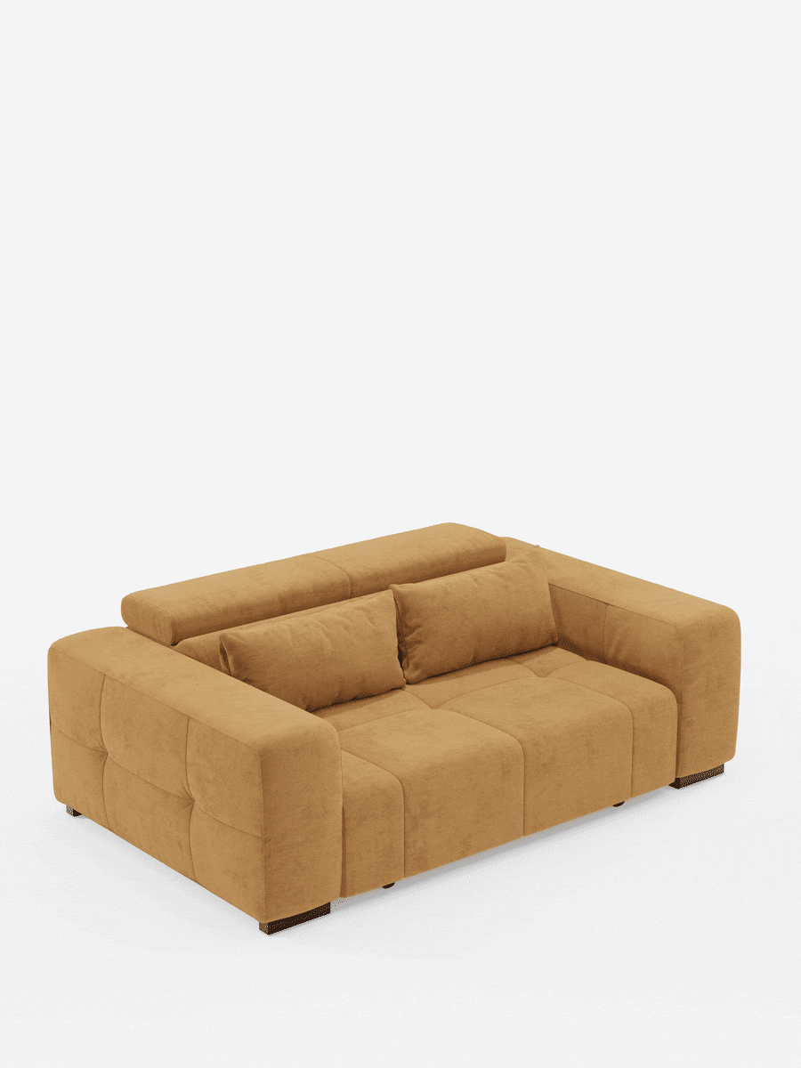 Il divano Monarch, in colore giallo senape, modello moderno con funzione relax elettrica per l’allungamento delle sedute e poggiatesta reclinabile, firmato Divani.Store, è caratterizzato da ampi braccioli e cuscini morbidi e soffici che si trasformano in un letto piatto. Rivestito in tessuto T31 resistente alle macchie, questo divano poggia su piedini corti e scuri su uno sfondo bianco a tinta unita, che ne sottolinea il design modulare e l’accattivante finitura testurizzata.