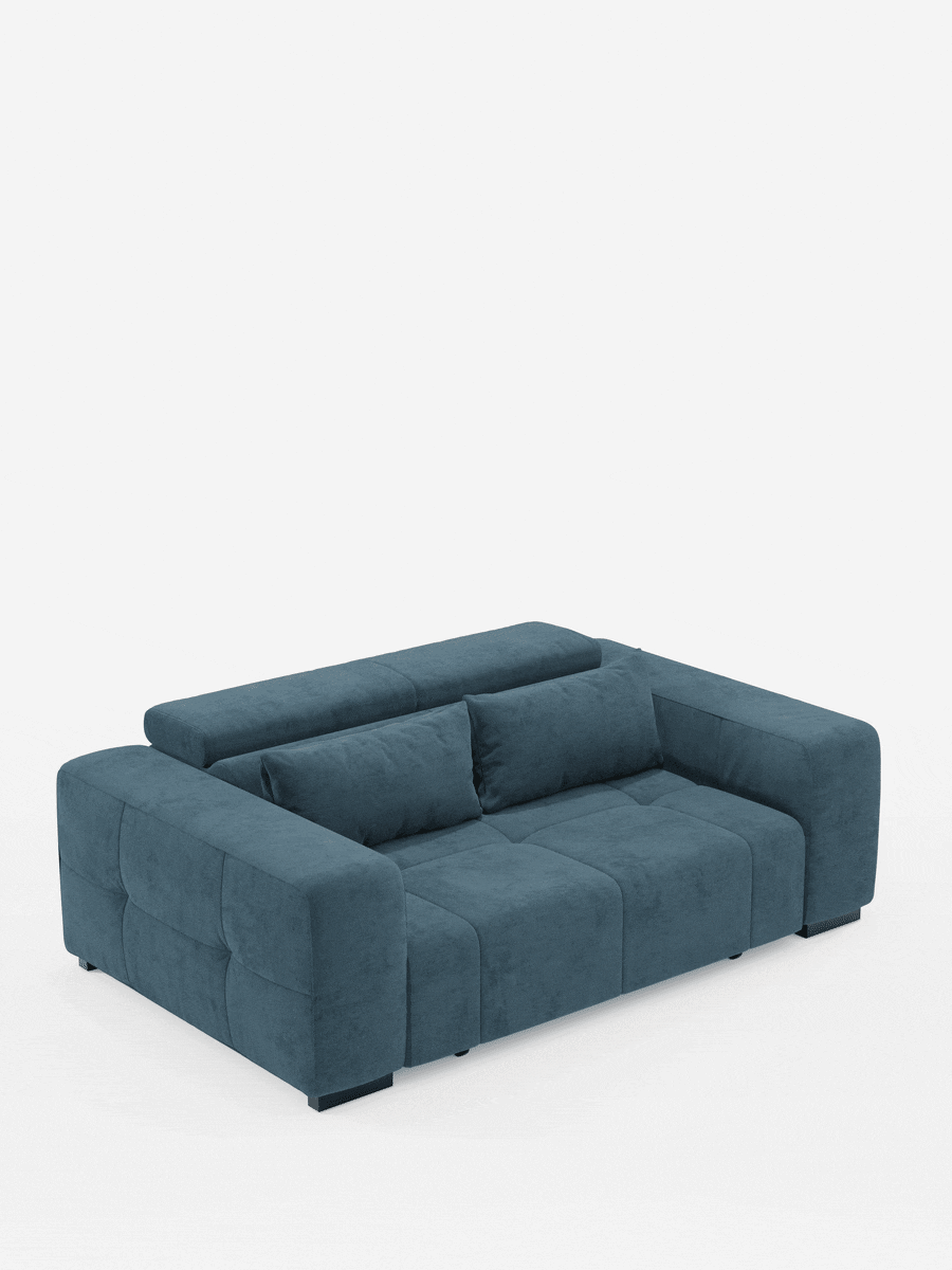 Il divano Monarch con funzione relax elettrica per l’allungamento delle sedute e poggiatesta reclinabile di Divani.Store è un divano modulare contemporaneo di colore blu, caratterizzato da cuscini spessi e da un rivestimento in tessuto T31 liscio e resistente alle macchie. Si trasforma facilmente in un letto piano, come mostrato in diverse immagini su uno sfondo bianco. Progettato con ampi braccioli e schienale per un maggiore comfort, il modello Monarch offre sia stile che versatilità.