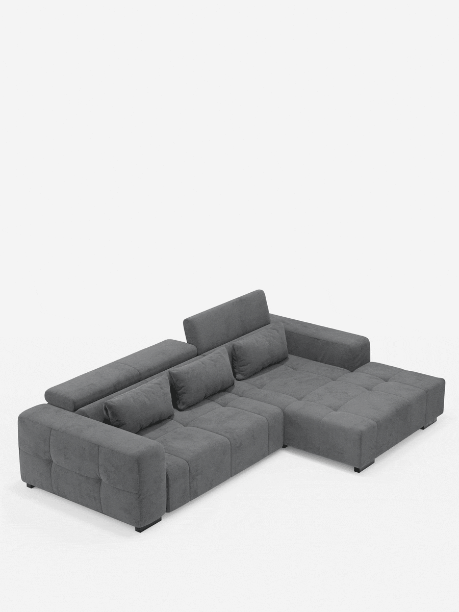 Vi presentiamo il divano angolare Monarch con penisola e funzione Relax elettrica per l’allungamento delle sedute, a cura di Divani.Store. Rivestito in tessuto T31 grigio scuro antimacchia, questo divano componibile dal design contemporaneo è dotato di tre poggiatesta reclinabili regolabili, due cuscini lombari abbinati e cuscini di seduta trapuntati. Il divano presenta braccioli ampi e morbidi e piedini neri bassi, il tutto messo in risalto da uno sfondo bianco a tinta unita.
