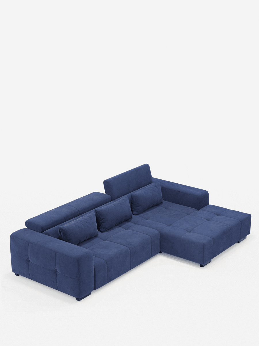 Vi presentiamo il divano angolare con penisola e relax elettrico Monarch di Divani.Store: un divano componibile contemporaneo a forma di L, di colore blu, realizzato in morbido tessuto T31 resistente alle macchie. Caratterizzato da cuscini trapuntati, tre cuscini coordinati e comodi poggiatesta reclinabili sulla sezione più lunga, questo elegante divano con penisola vanta un'ampia chaise longue sul lato destro e poggia su corte gambe nere, in risalto su uno sfondo bianco a tinta unita.