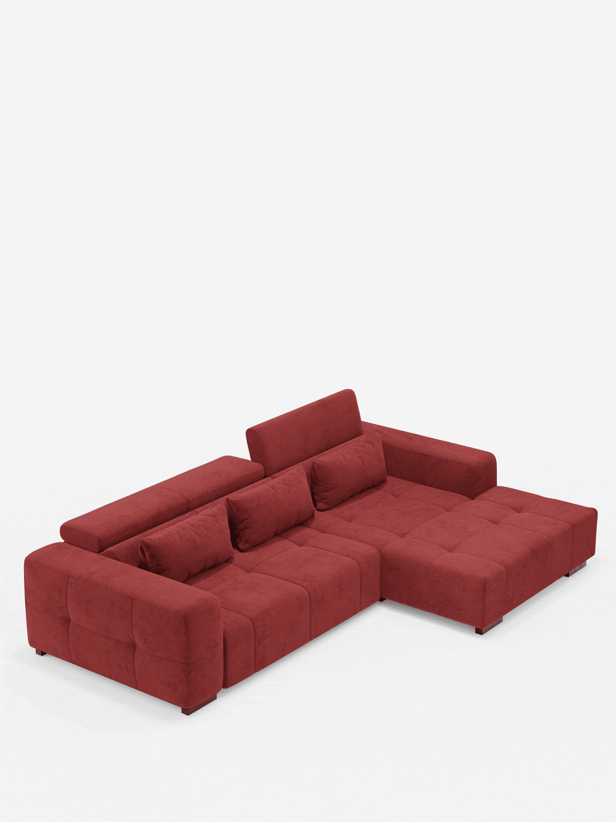 Il divano angolare Monarch con penisola e funzione Relax elettrica per l’allungamento delle sedute di Divani.Store è presentato su uno sfondo bianco, rivestito in tessuto T31 rosso intenso, morbido e resistente alle macchie. Questo moderno divano componibile è dotato di poggiatesta regolabili, ampi braccioli e cuscini di seduta capitonné. Tre cuscini rettangolari coordinati sono disposti lungo lo schienale per garantire maggiore comfort ed eleganza.
