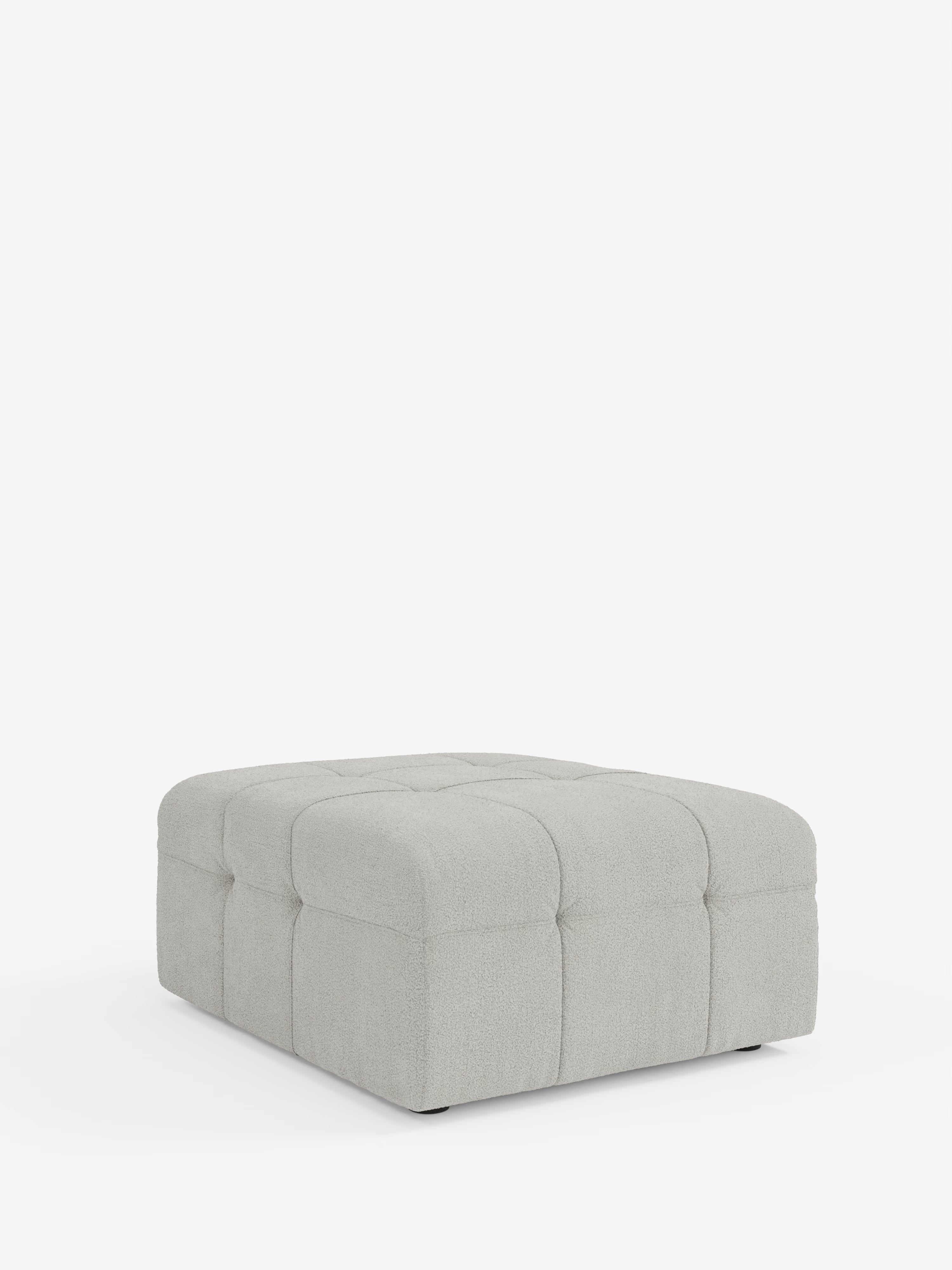 Un pouf quadrato Mosaic di colore grigio chiaro, realizzato in bouclé da Divani.Store, che misura 96x77 cm e presenta un design capitonné in tessuto T21 antimacchia, con bordi arrotondati e un aspetto morbido e imbottito che ricorda un pouf in bouclé, è raffigurato su uno sfondo bianco a tinta unita.