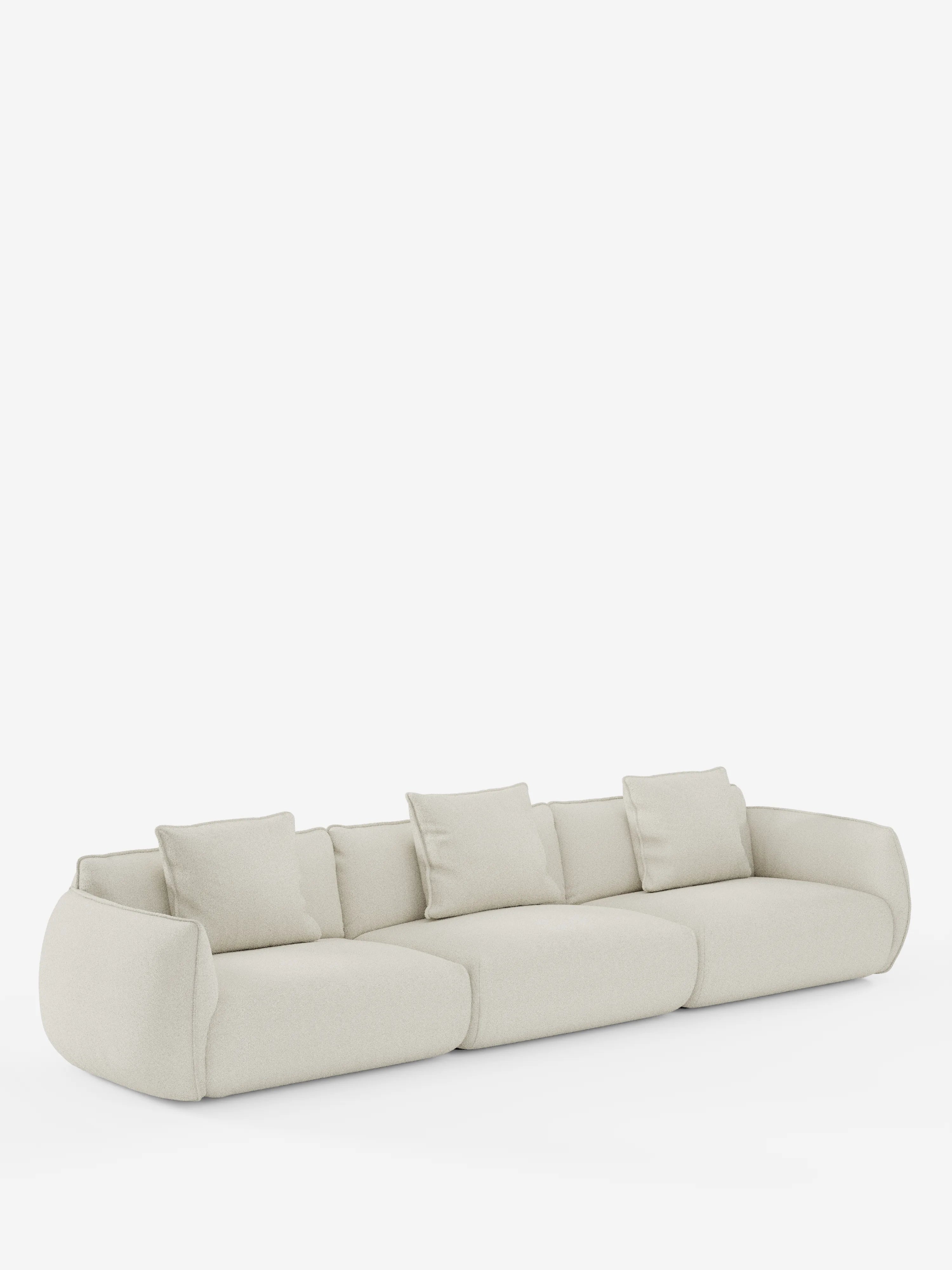 Un moderno divano modulare Nimbus color bianco sporco a 3 posti, realizzabile in morbido tessuto smacchiabile effetto cotone T33 di Divani.Store, caratterizzato da bordi arrotondati e quattro cuscini schienali quadrati coordinati. Il divano è presentato su uno sfondo bianco a tinta unita, che ne esalta l'aspetto morbido e soffice e il design dal profilo basso.