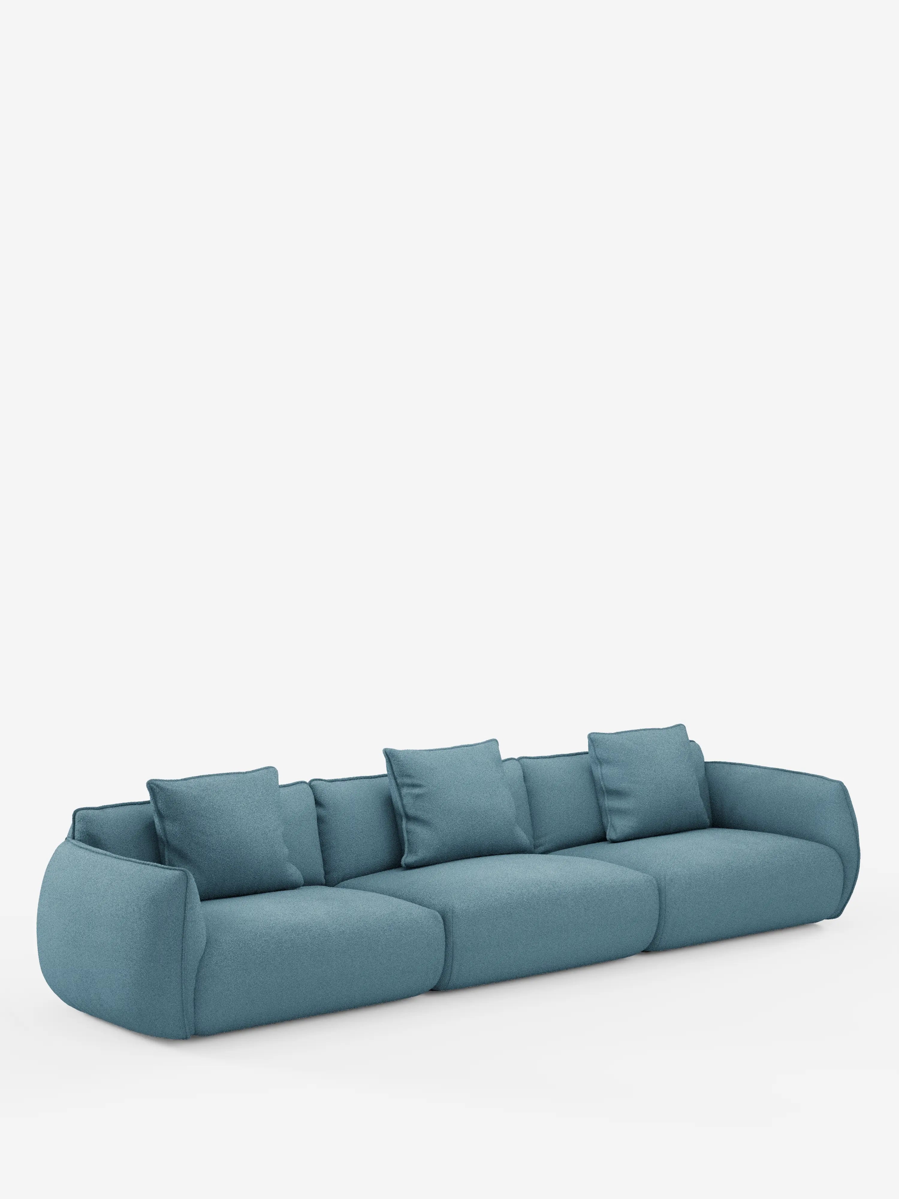 Un divano modulare contemporaneo Nimbus a 3 posti di Divani.Store, rivestito in tessuto T33 effetto cotone resistente alle macchie, colore blu verde acqua, caratterizzato da bordi arrotondati, tre sezioni di seduta e quattro cuscini quadrati abbinati, presentato su uno sfondo bianco a tinta unita.
