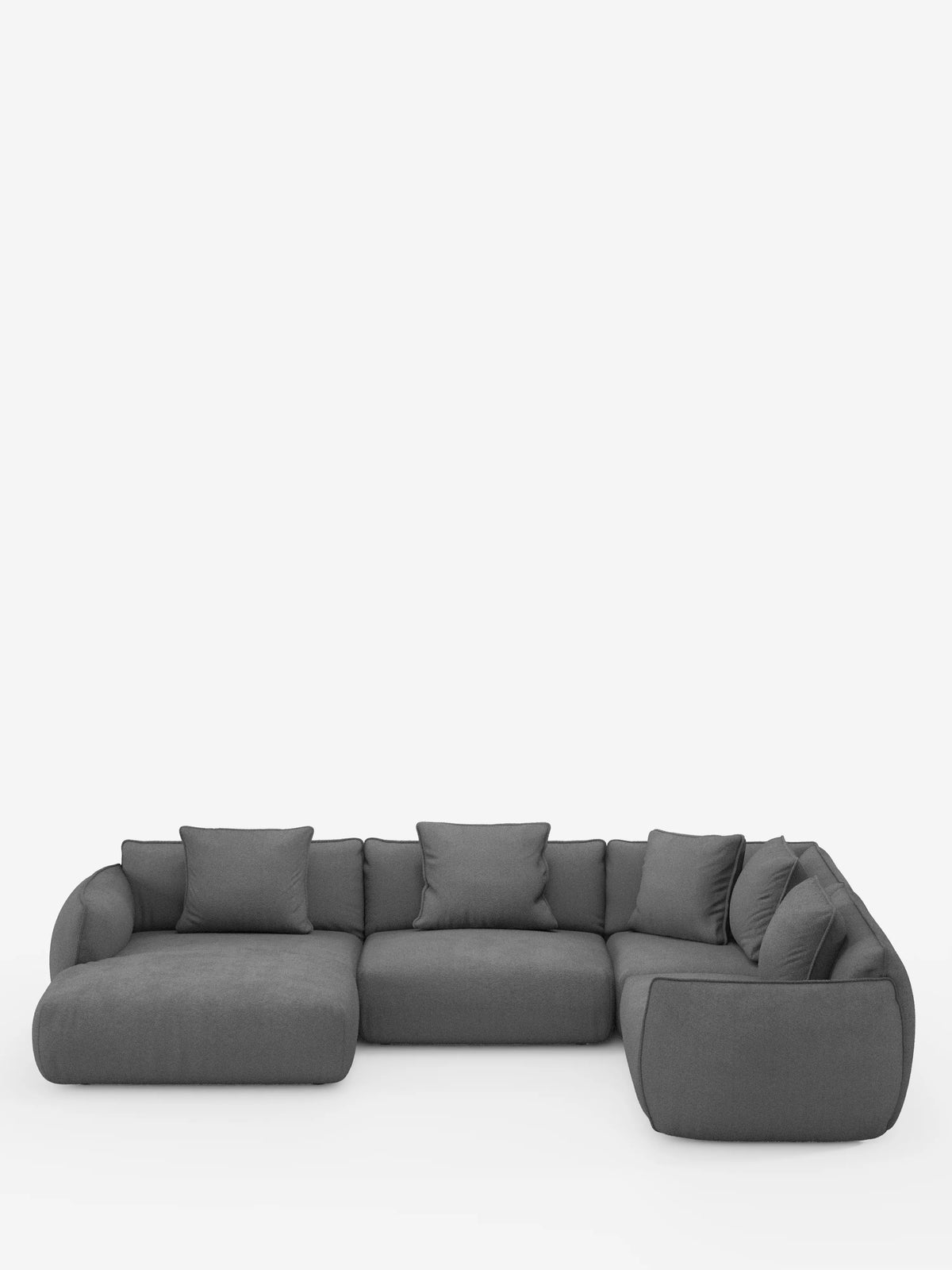 Un divano angolare panoramico componibile Nimbus, moderno e minimalista, con penisola e angolo in tessuto smacchiabile T33 di Divani.Store, rivestito in grigio scuro, caratterizzato da morbidi cuscini e braccioli. Questo divano modulare a forma di L, di produzione italiana, è composto da tre sezioni di seduta ed è impreziosito da sette cuscini decorativi coordinati, il tutto su uno sfondo bianco a tinta unita.