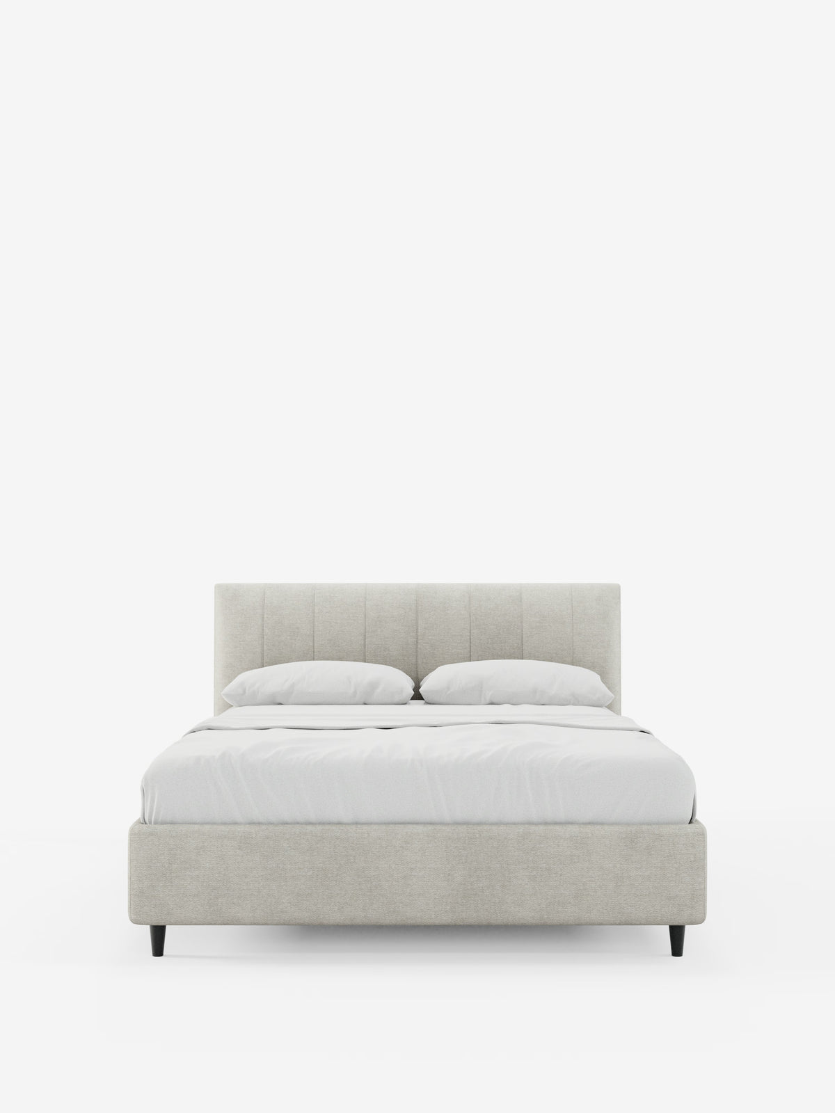 Vista frontale del letto imbottito ONYX con contenitore e testiera verticale in tessuto certificato Oeko-Tex® di Letti.store. Questo letto moderno, di colore grigio chiaro, presenta una testiera imbottita con trapuntatura verticale e gambe corte nere. È rifinito con cura con biancheria da letto bianca e due cuscini, il tutto su uno sfondo bianco a tinta unita.