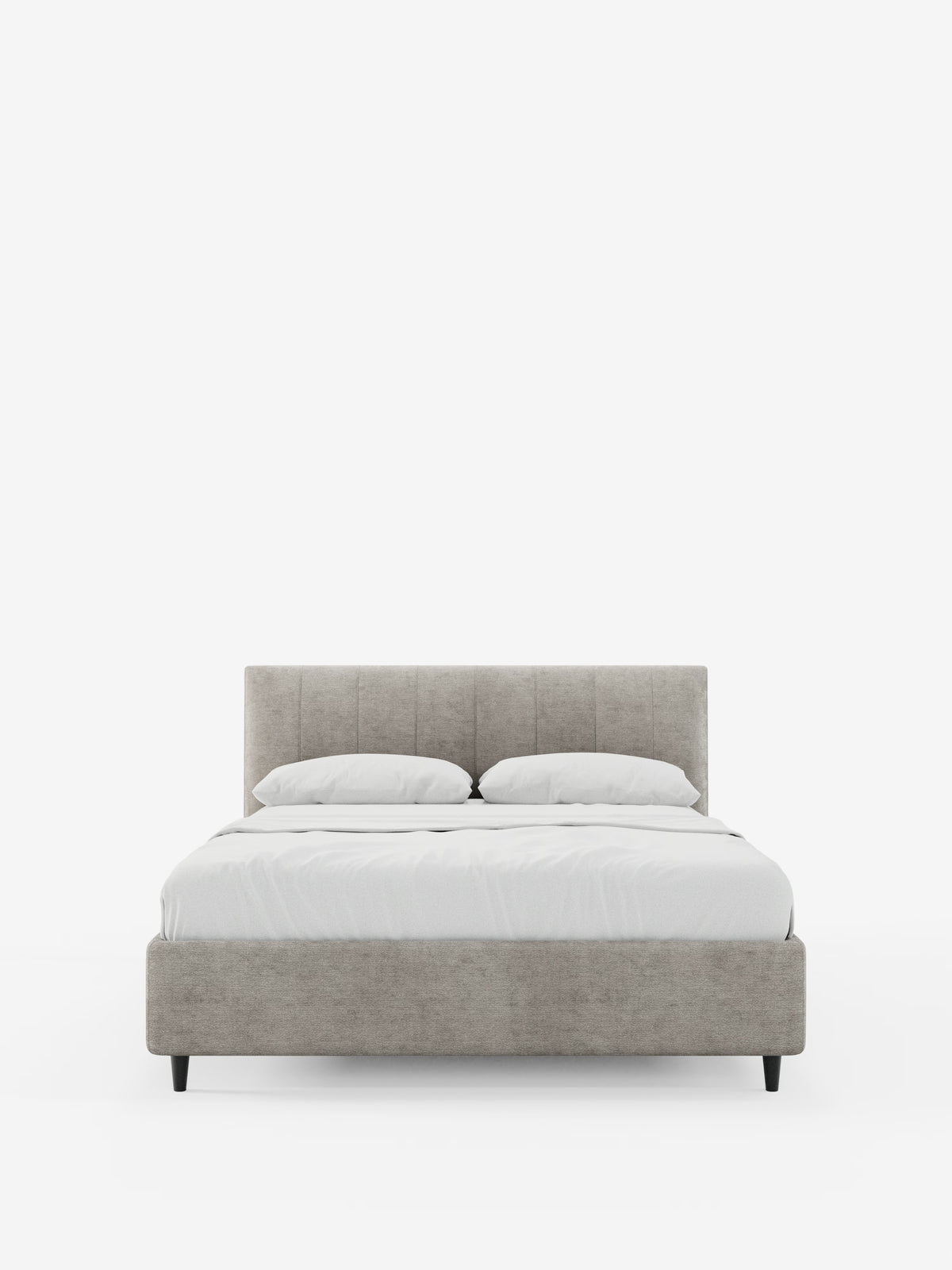 Il letto imbottito ONYX con contenitore e testiera verticale in tessuto certificato Oeko-Tex® di Letti.store presenta un design moderno con struttura in tessuto grigio chiaro e una morbida testiera a pannelli verticali. Abbinato a biancheria da letto bianca e due cuscini bianchi, questo letto imbottito contenitore poggia su corte gambe nere ed è raffigurato su uno sfondo bianco a tinta unita.