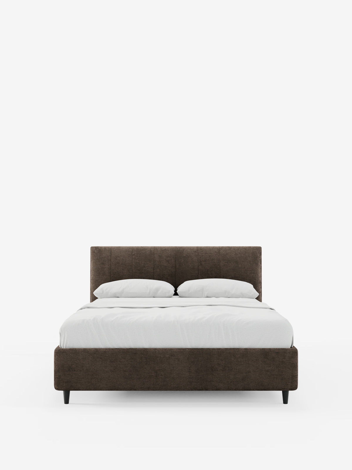 Il letto imbottito ONYX con vano contenitore e testiera verticale in tessuto certificato Oeko-Tex® di Letti.store è raffigurato al centro di uno sfondo bianco a tinta unita. Questo letto imbottito marrone presenta una testiera alta e imbottita, poggia su gambe corte e scure ed è rifinito con cura con un lenzuolo bianco e due cuscini bianchi.