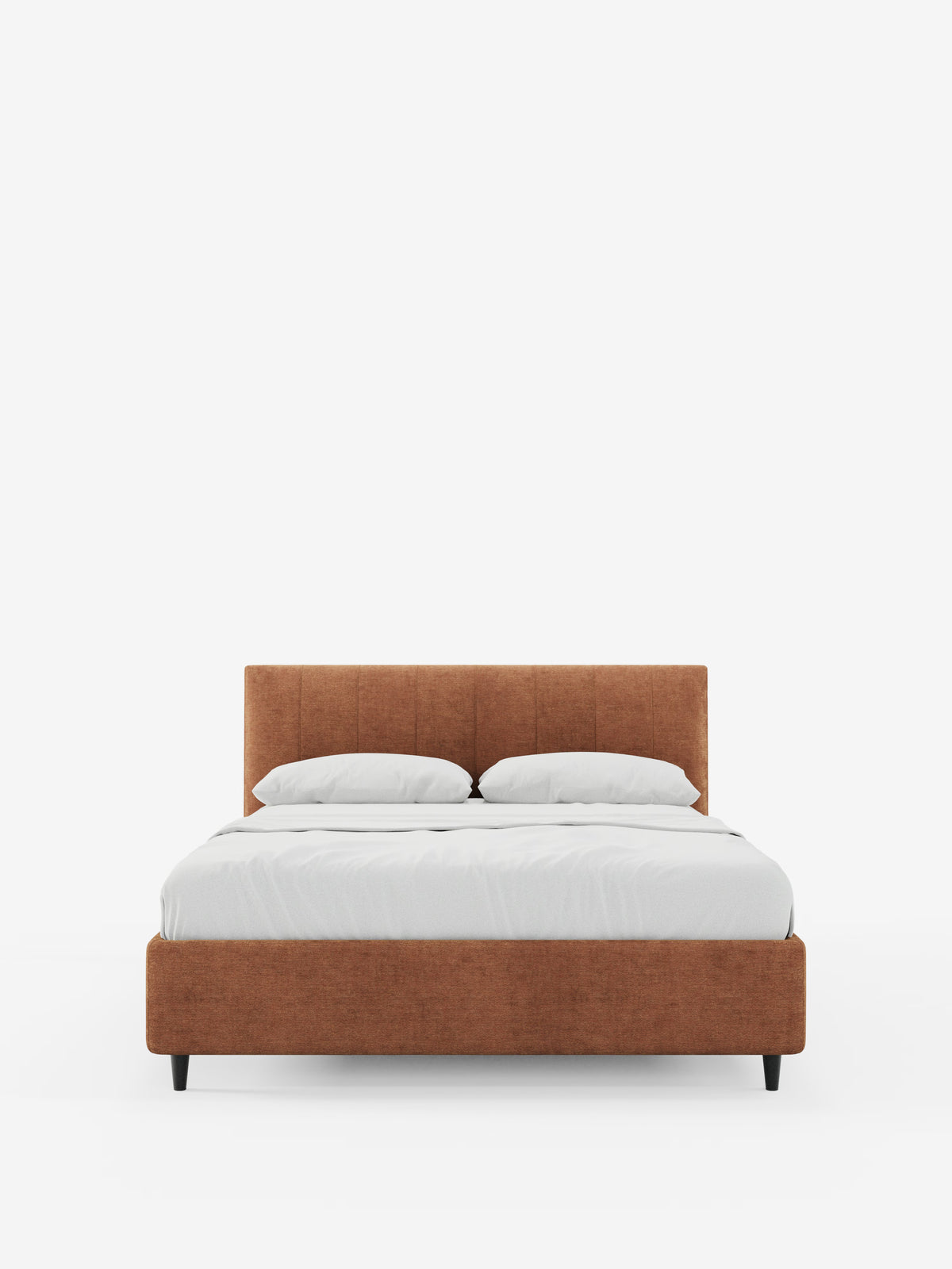 Il letto imbottito ONYX con contenitore e testiera verticale in tessuto certificato Oeko-Tex® di Letti.store presenta una struttura e una testiera imbottite in stile minimalista di colore marrone, due cuscini bianchi e un lenzuolo con angoli bianco. Su uno sfondo bianco a tinta unita, il letto si distingue per le gambe corte e scure e per il design moderno dalle linee pulite.
