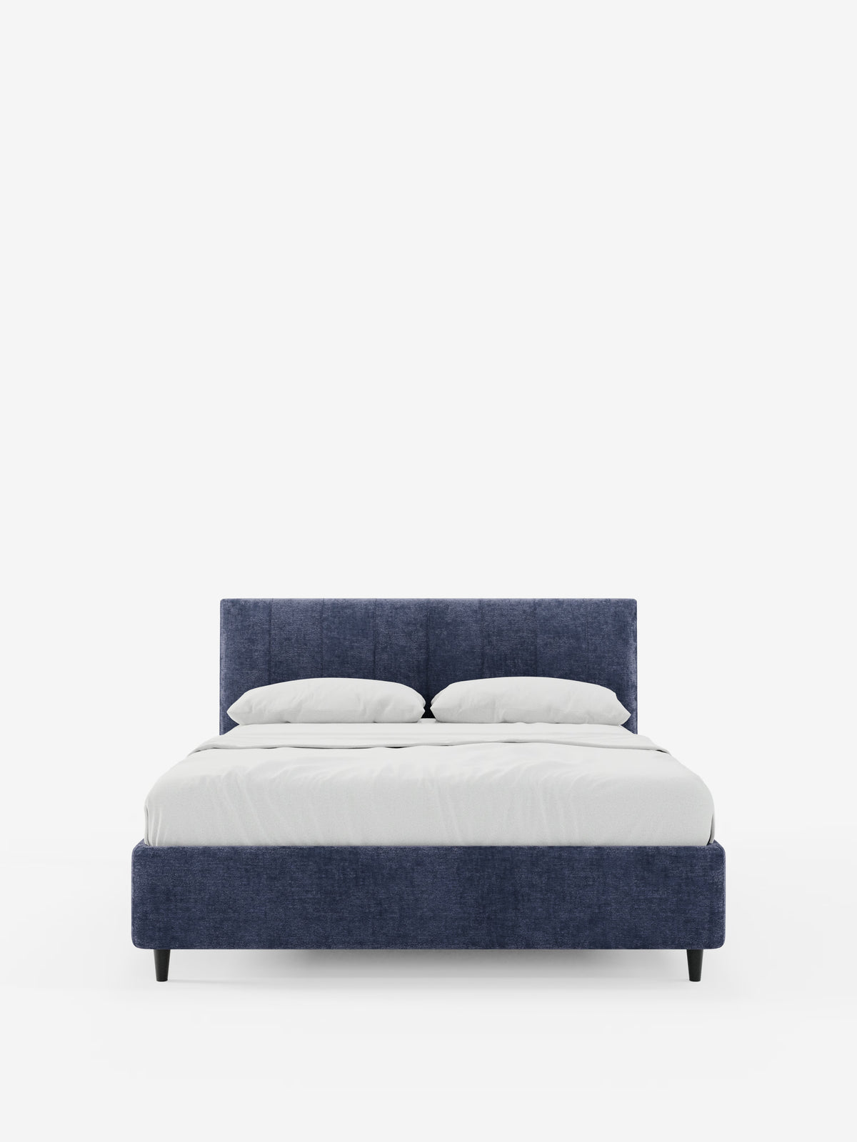 Il letto imbottito ONYX con contenitore e testiera verticale in tessuto certificato Oeko-Tex® di Letti.store è un letto moderno con testiera verticale e struttura imbottite di colore blu, completato da due cuscini bianchi e da un piumone bianco disposto con cura. Fotografato su uno sfondo bianco a tinta unita, questo letto presenta gambe corte nere e vanta un design semplice e minimalista.