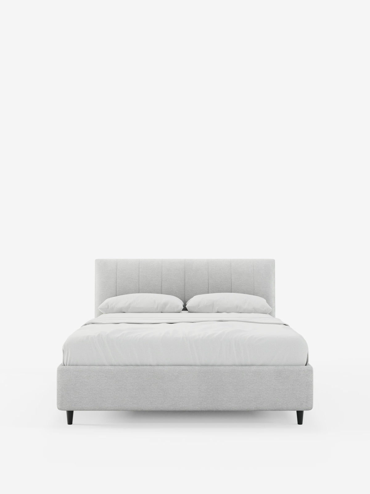Un moderno letto imbottito ONYX con contenitore di Letti.store, caratterizzato da una testiera grigio chiaro rivestita verticalmente e da una struttura in tessuto certificato Oeko-Tex®. Il letto è impreziosito da due cuscini bianchi e da un piumone bianco ben rifatto, poggia su corte gambe nere e si staglia su uno sfondo bianco a tinta unita.