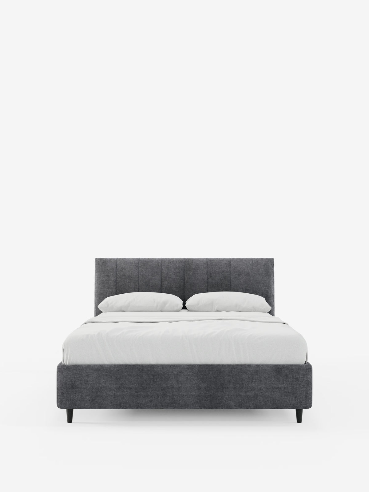 Il letto imbottito ONYX con contenitore e testiera verticale in tessuto certificato Oeko-Tex® di Letti.store presenta una struttura imbottita di colore grigio scuro con testiera trapuntata verticalmente e gambe nere. Il letto è abbinato a lenzuola bianche, un piumone bianco e due cuscini bianchi, il tutto su uno sfondo bianco a tinta unita.