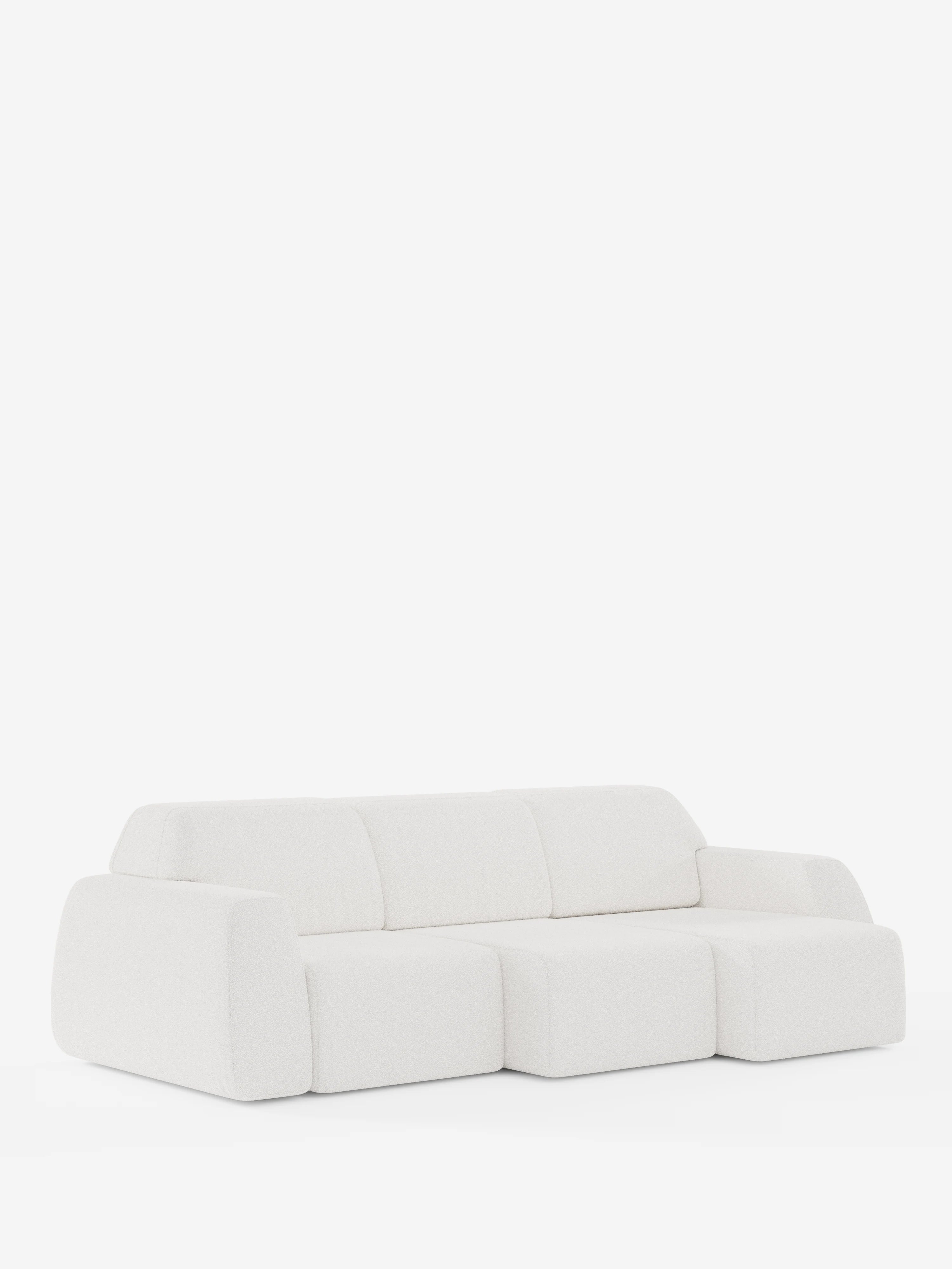Un divano Orbit contemporaneo e modulare con 3 sedute scorrevoli e allungabili in tessuto effetto cotone smacchiabile T33 di Divani.Store, qui presentato in bianco con un design minimalista. Il divano presenta bordi arrotondati, cuscini spessi e sedute scorrevoli indipendenti per un comfort personalizzabile. È completamente sfoderabile per una facile manutenzione ed è presentato su uno sfondo bianco a tinta unita, senza gambe visibili né elementi decorativi.